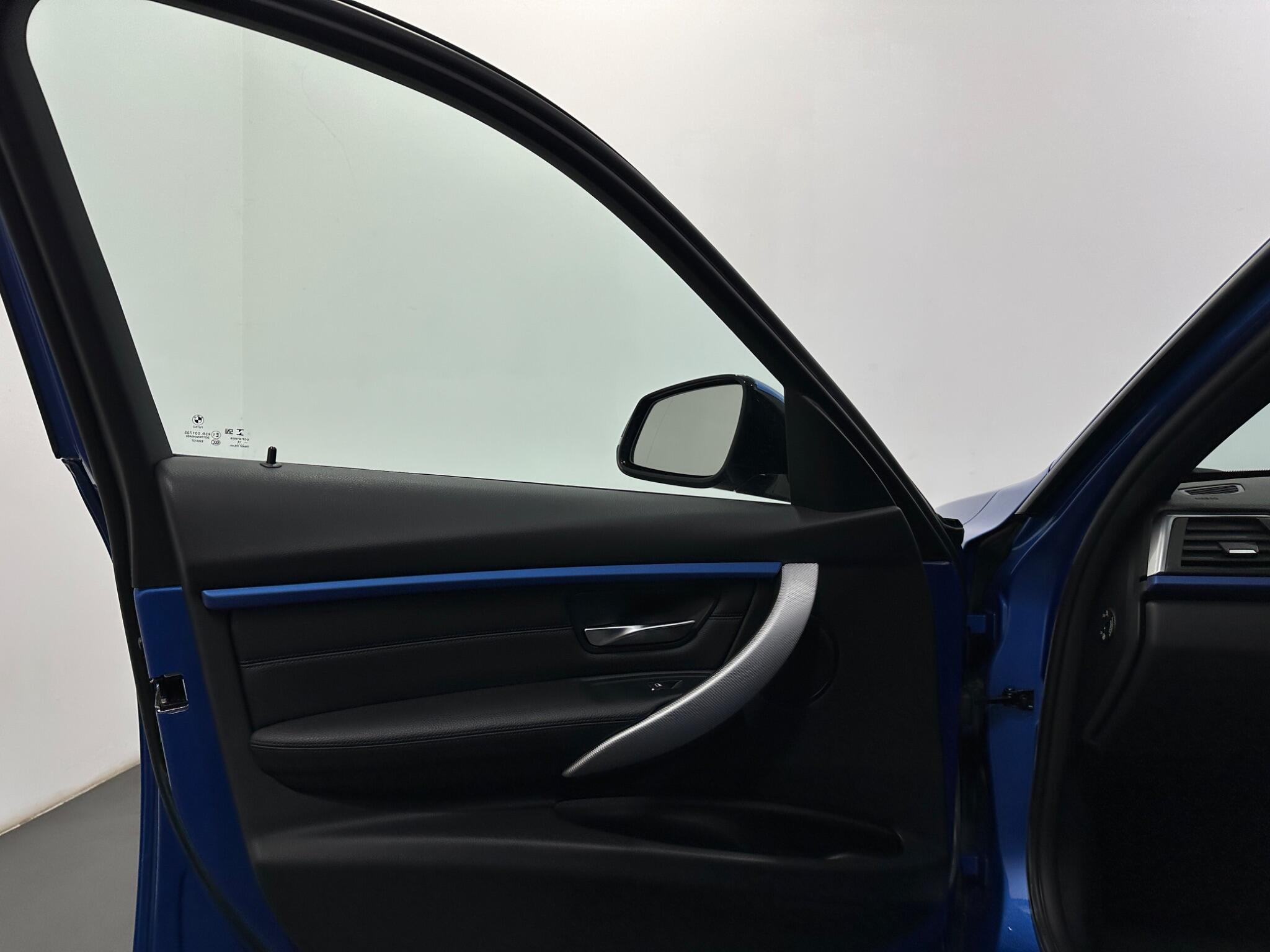 BMW 3 Series view 35