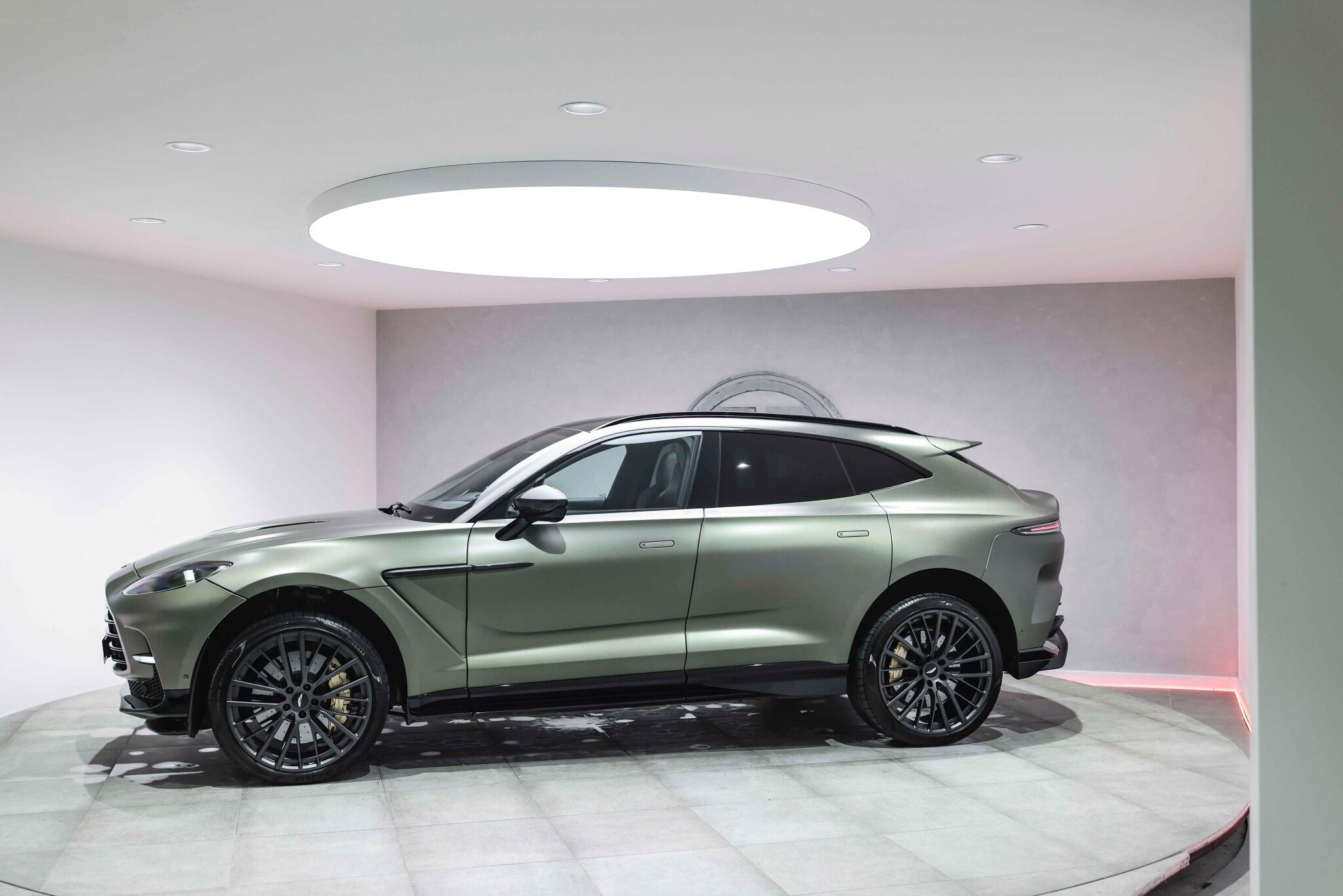Aston Martin DBX view 28