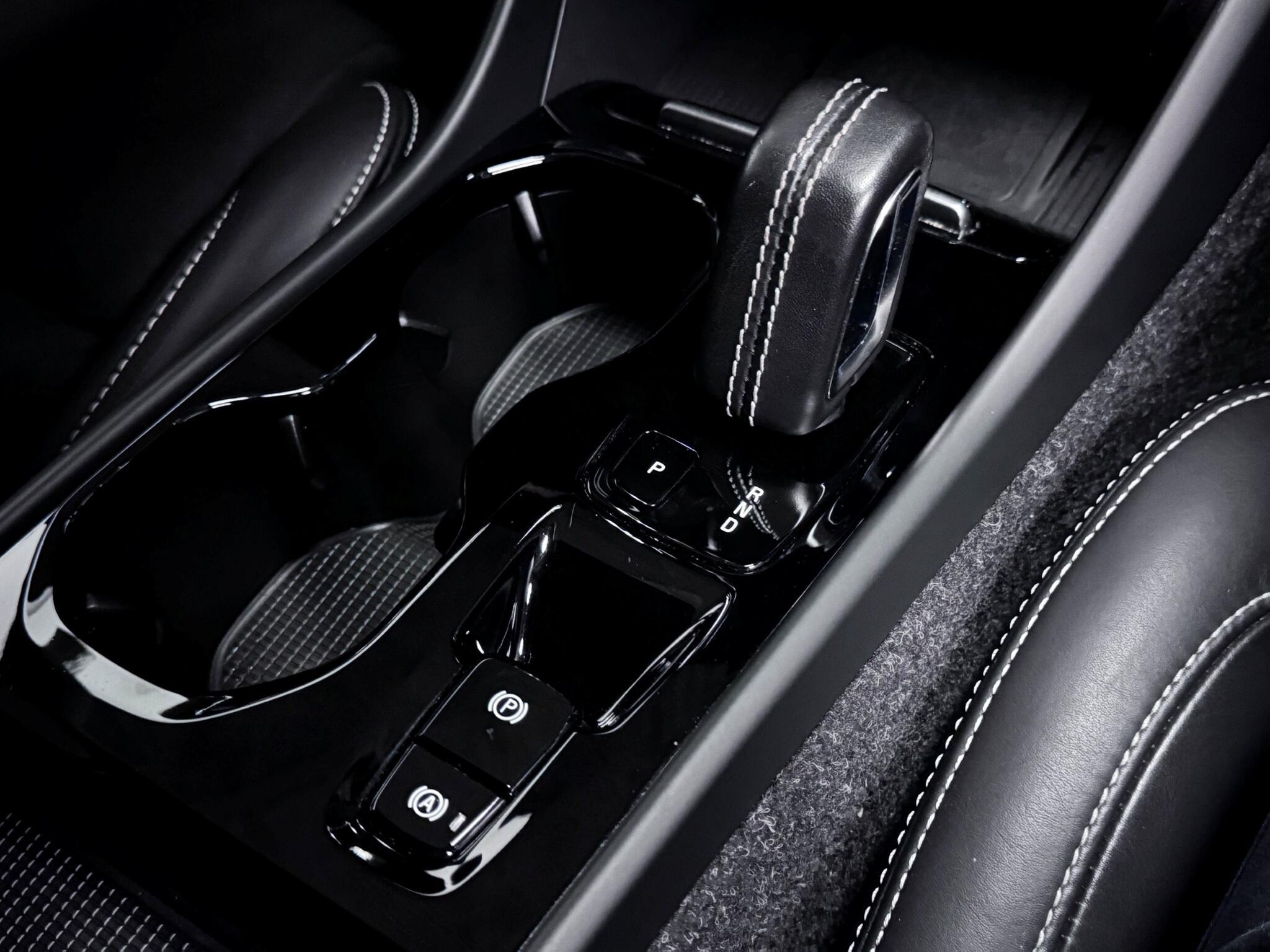 Volvo XC40 view 34