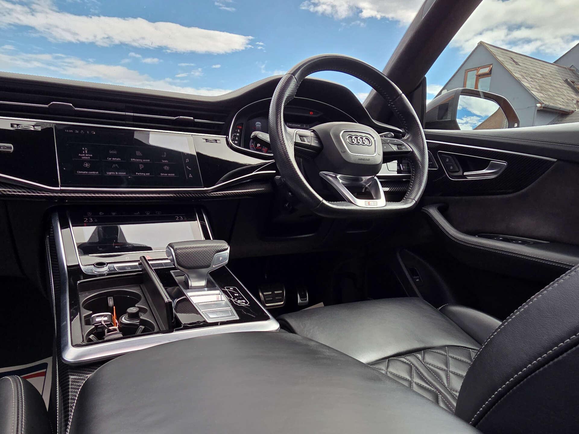 Audi Q8 view 20