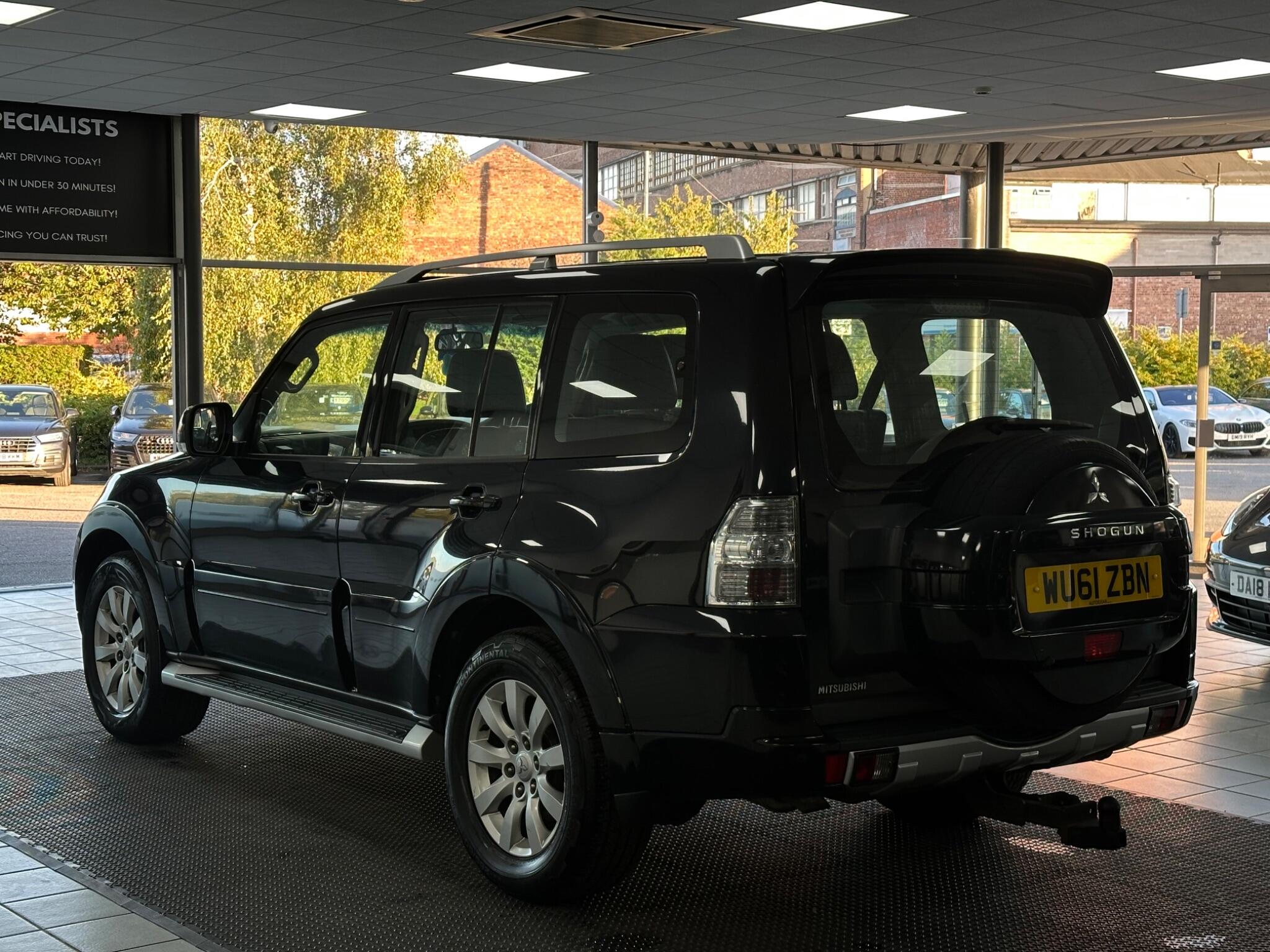 Mitsubishi Shogun view 8