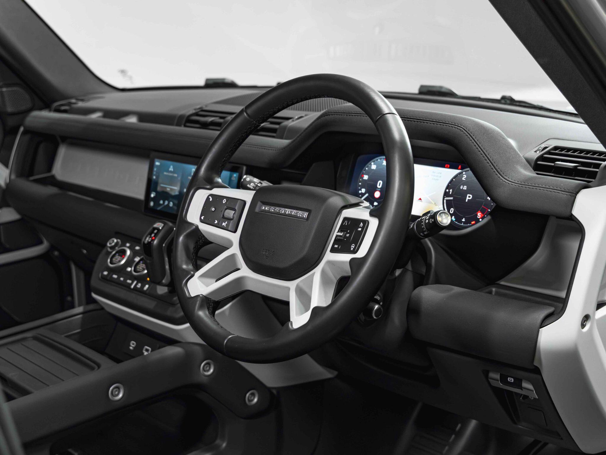Land Rover Defender 110 view 16