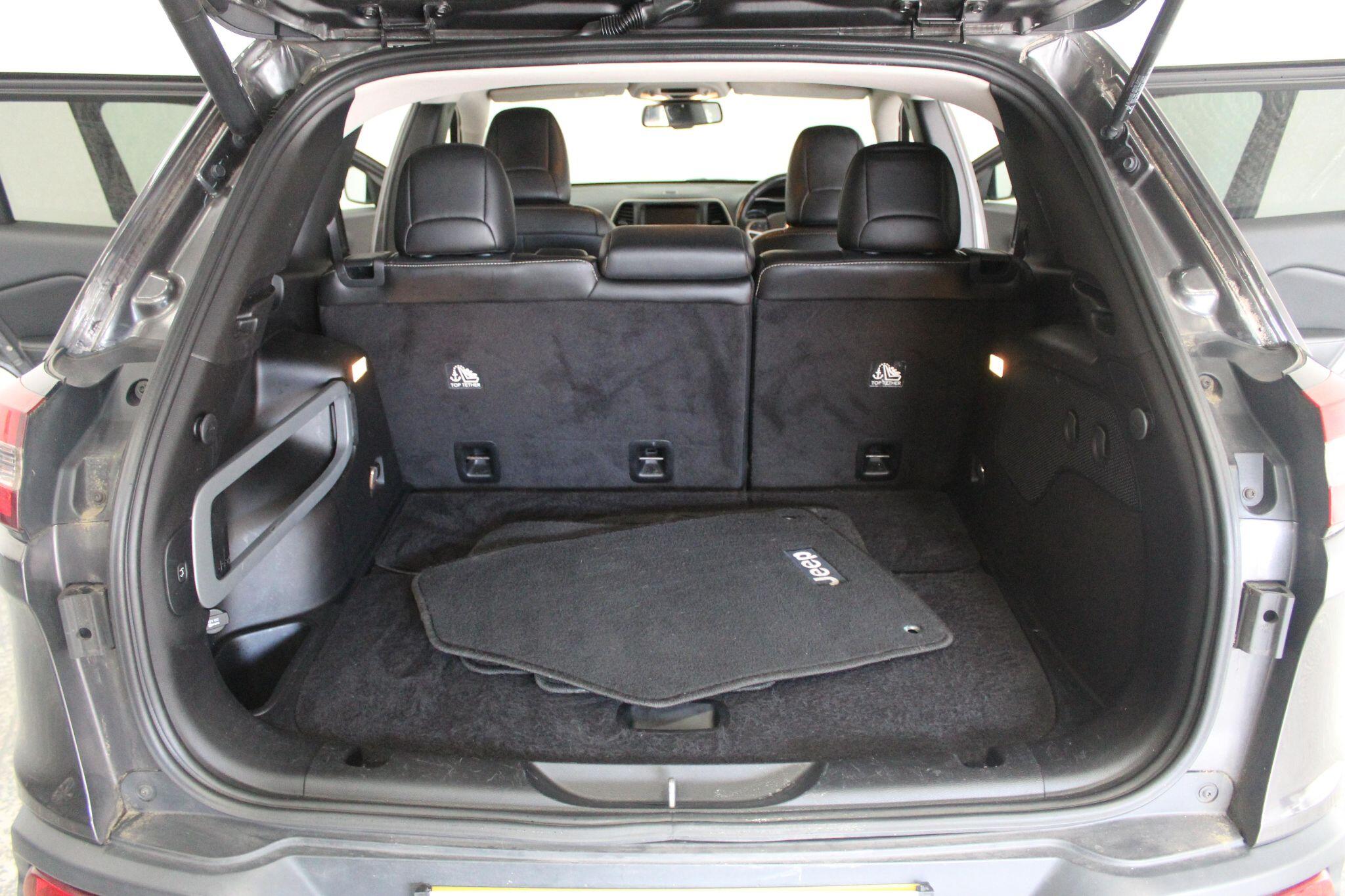 Jeep Cherokee view 24