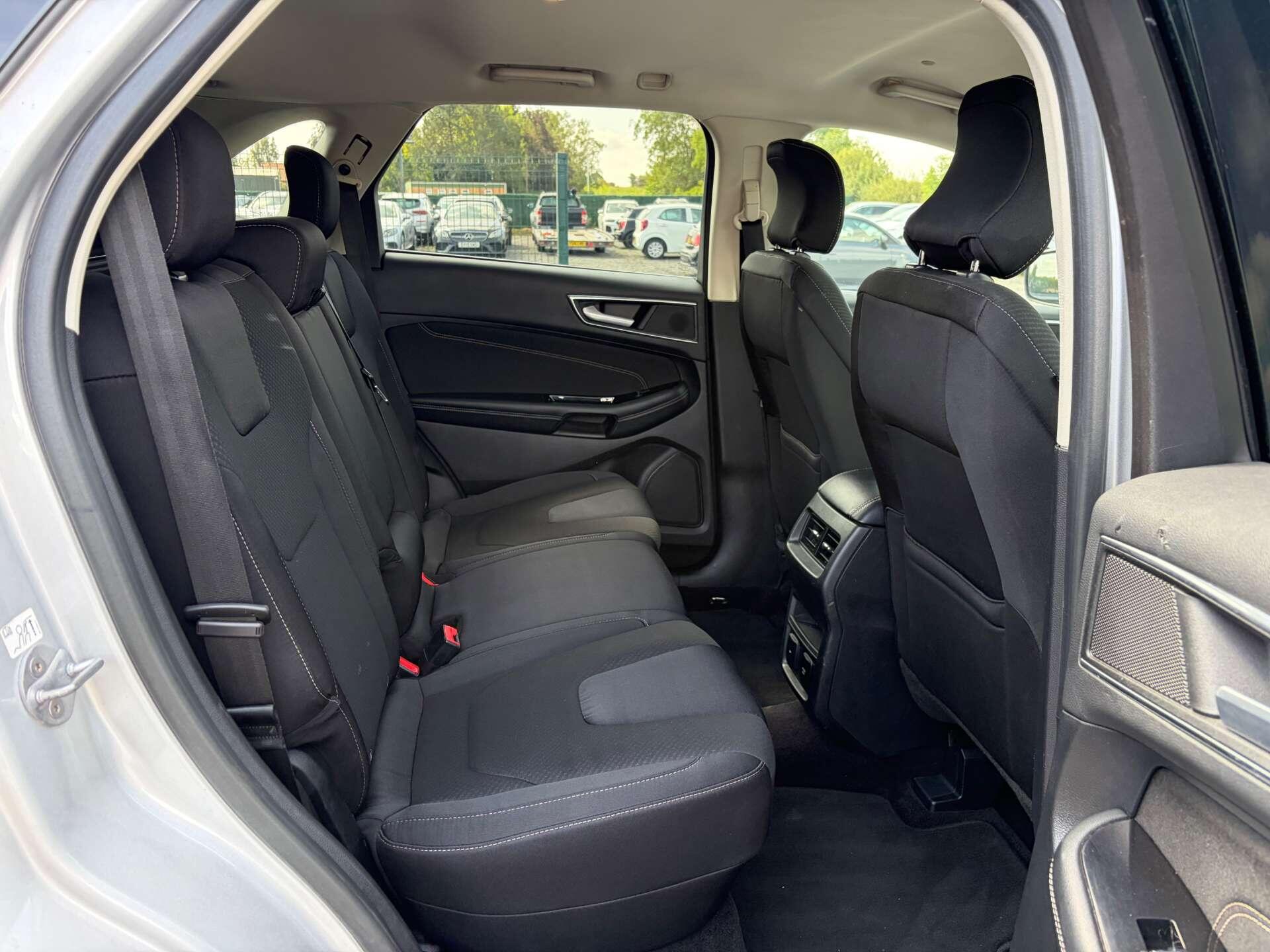 Ford Edge view 29