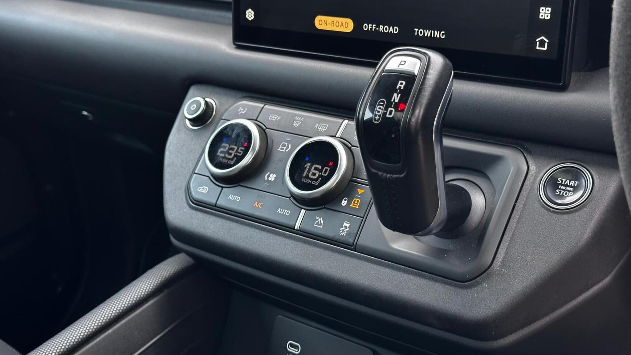 Land Rover Defender 110 view 54