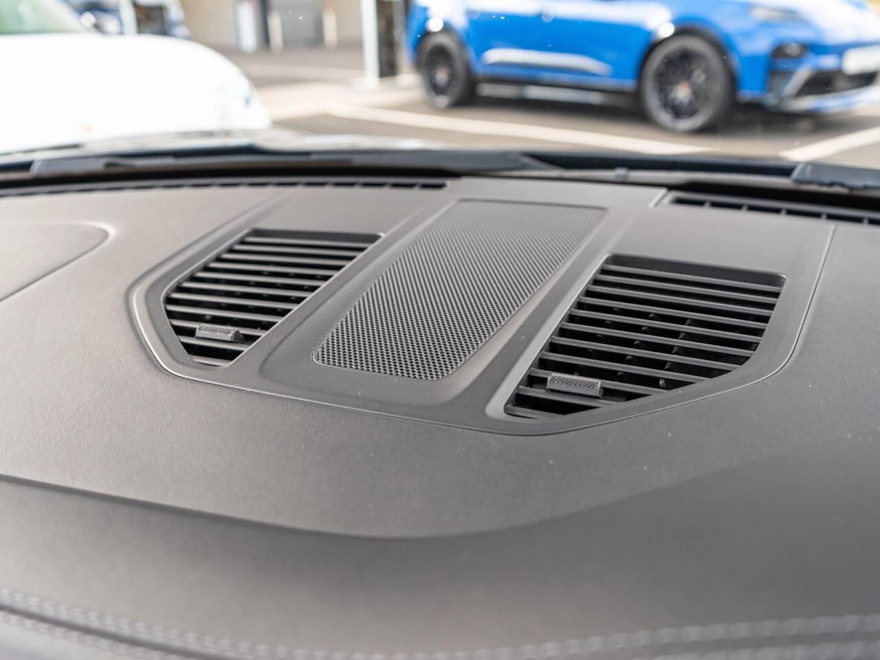 Porsche 911 view 39