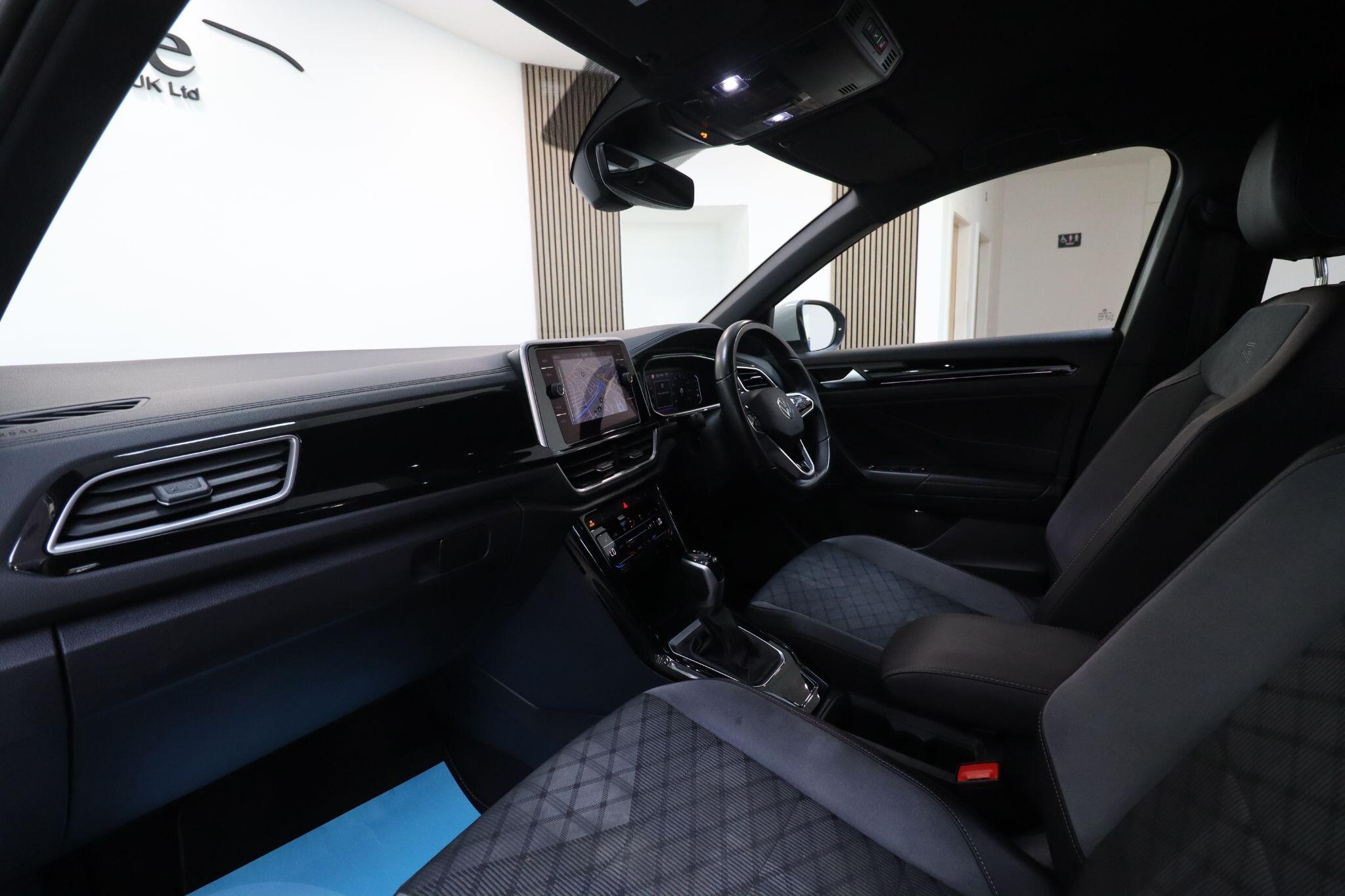 Volkswagen T-Roc view 10