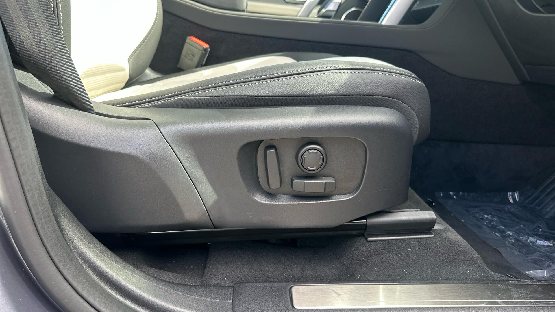 Land Rover Discovery Sport view 36