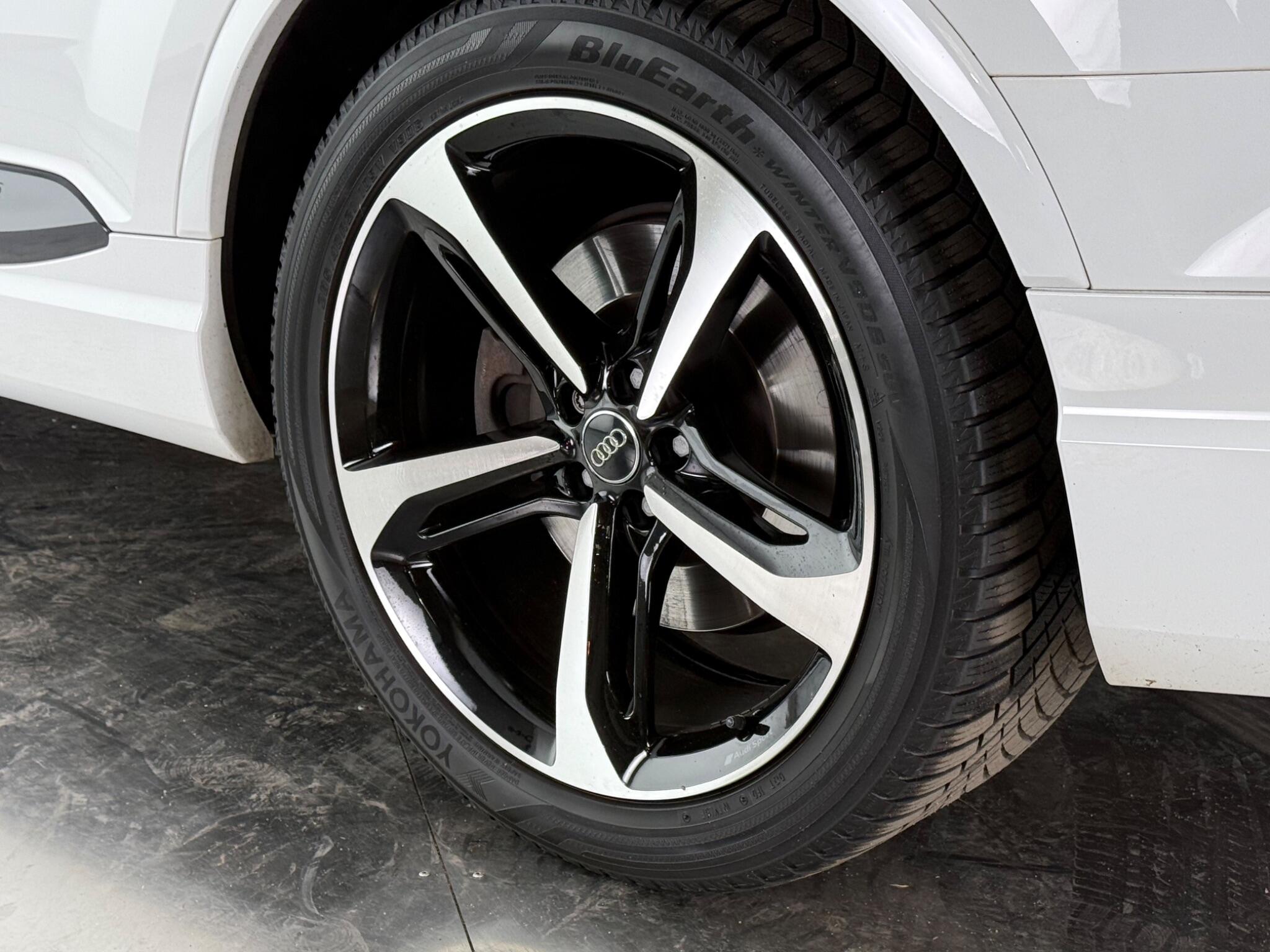 Audi Q7 view 9