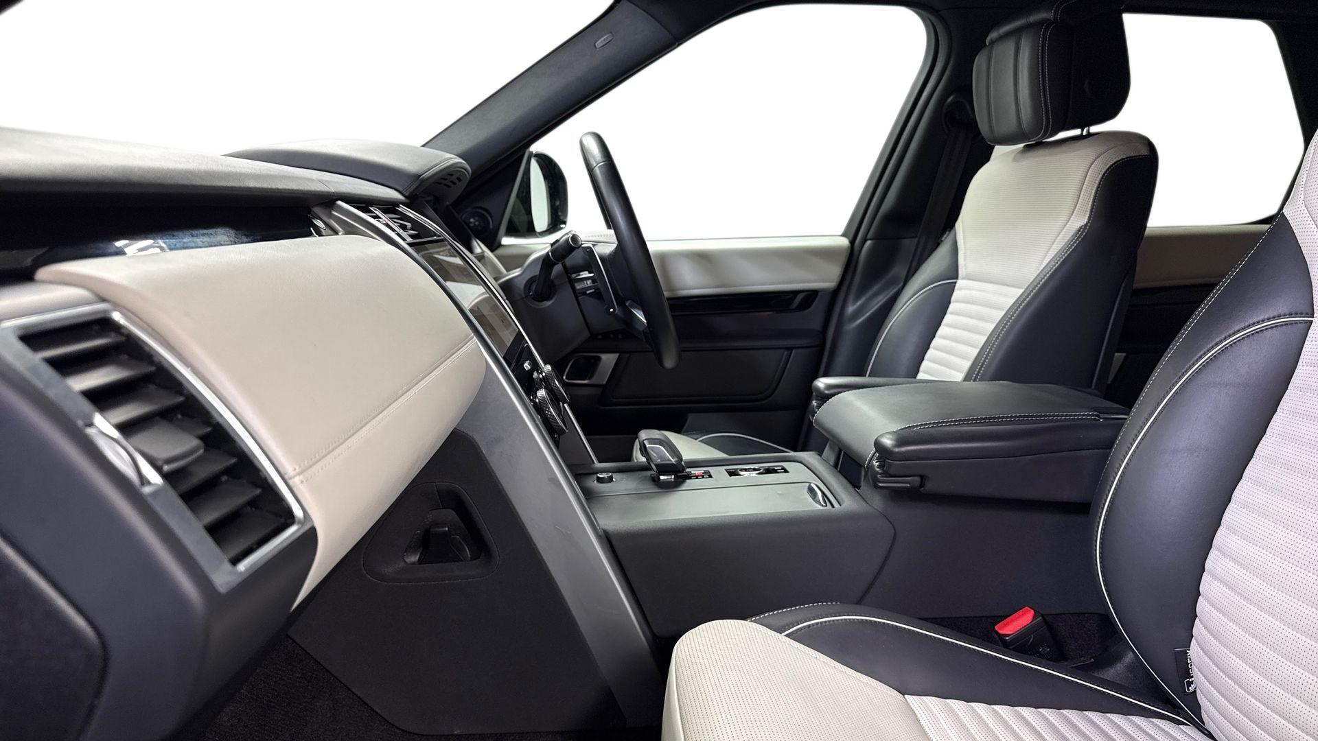 Land Rover Discovery view 3