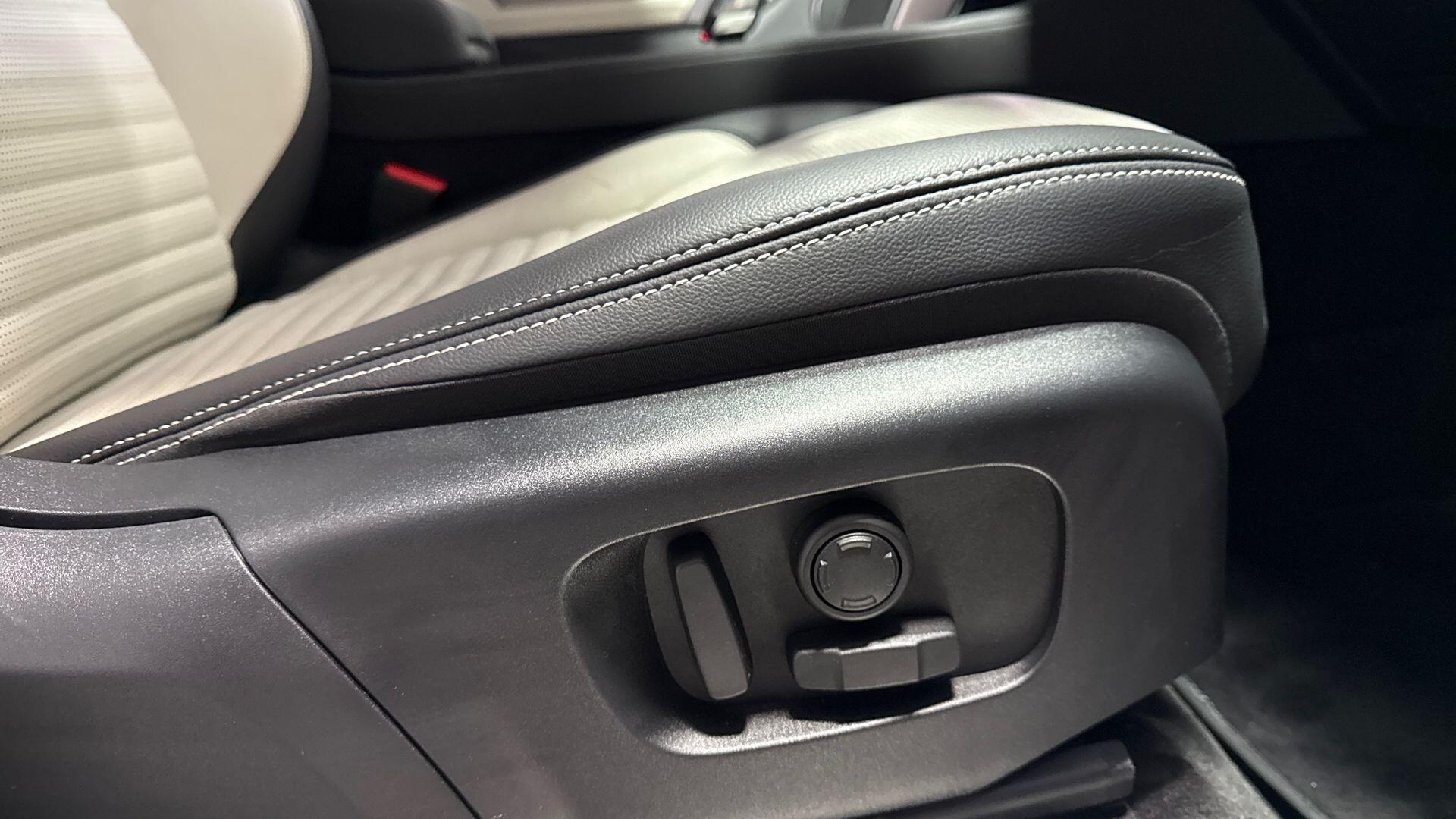 Land Rover Discovery Sport view 25