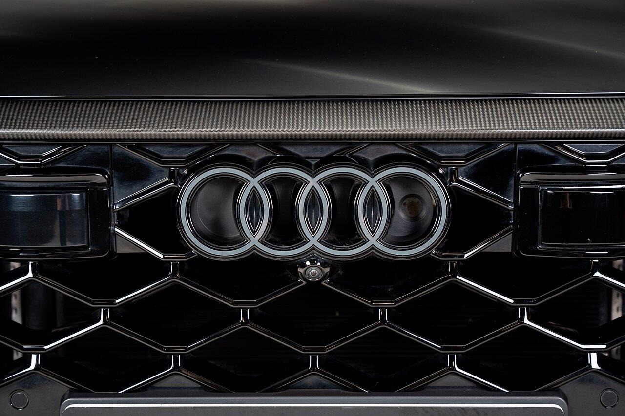 Audi RS Q8 view 32