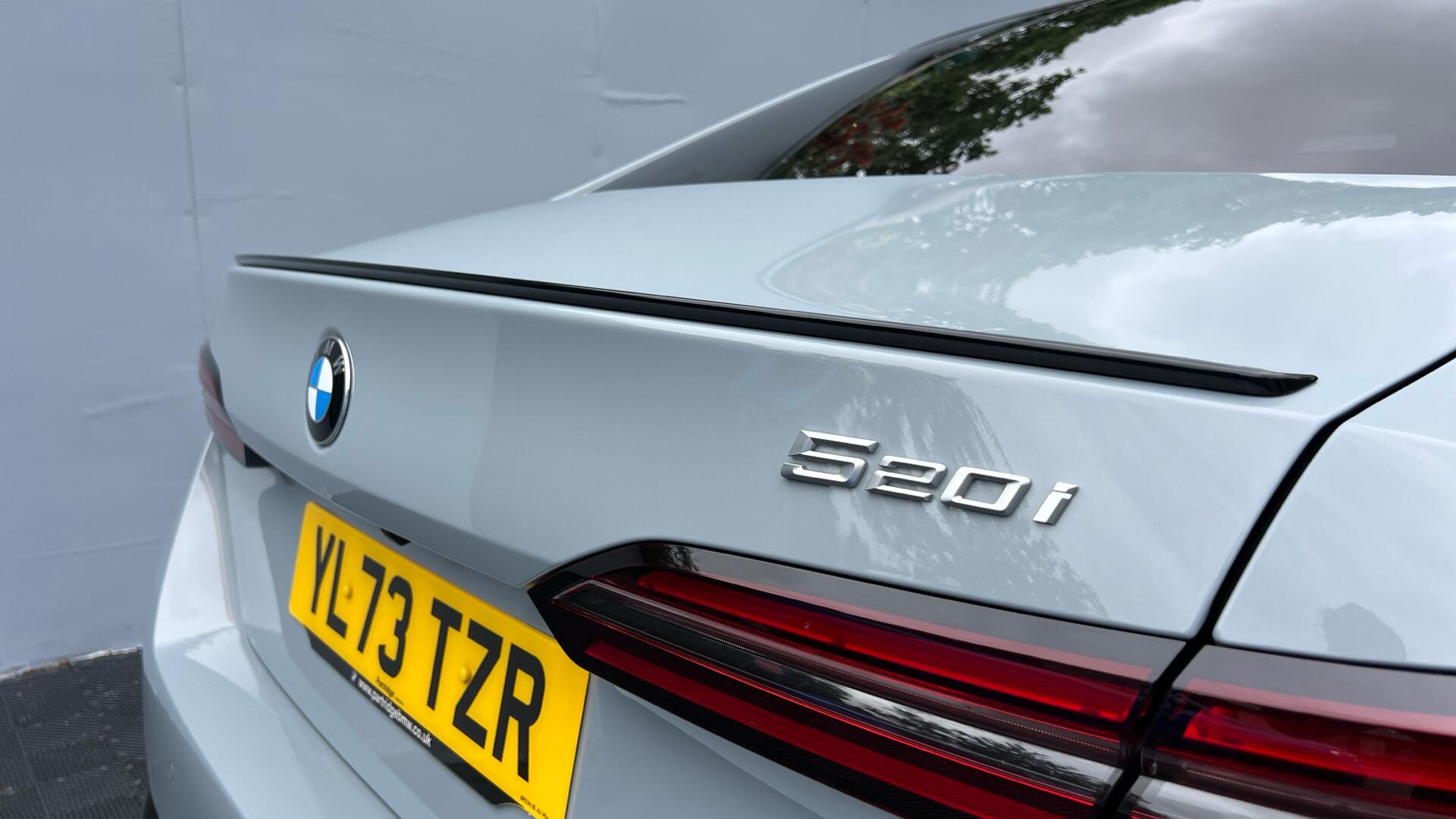 BMW 5 Series view 29