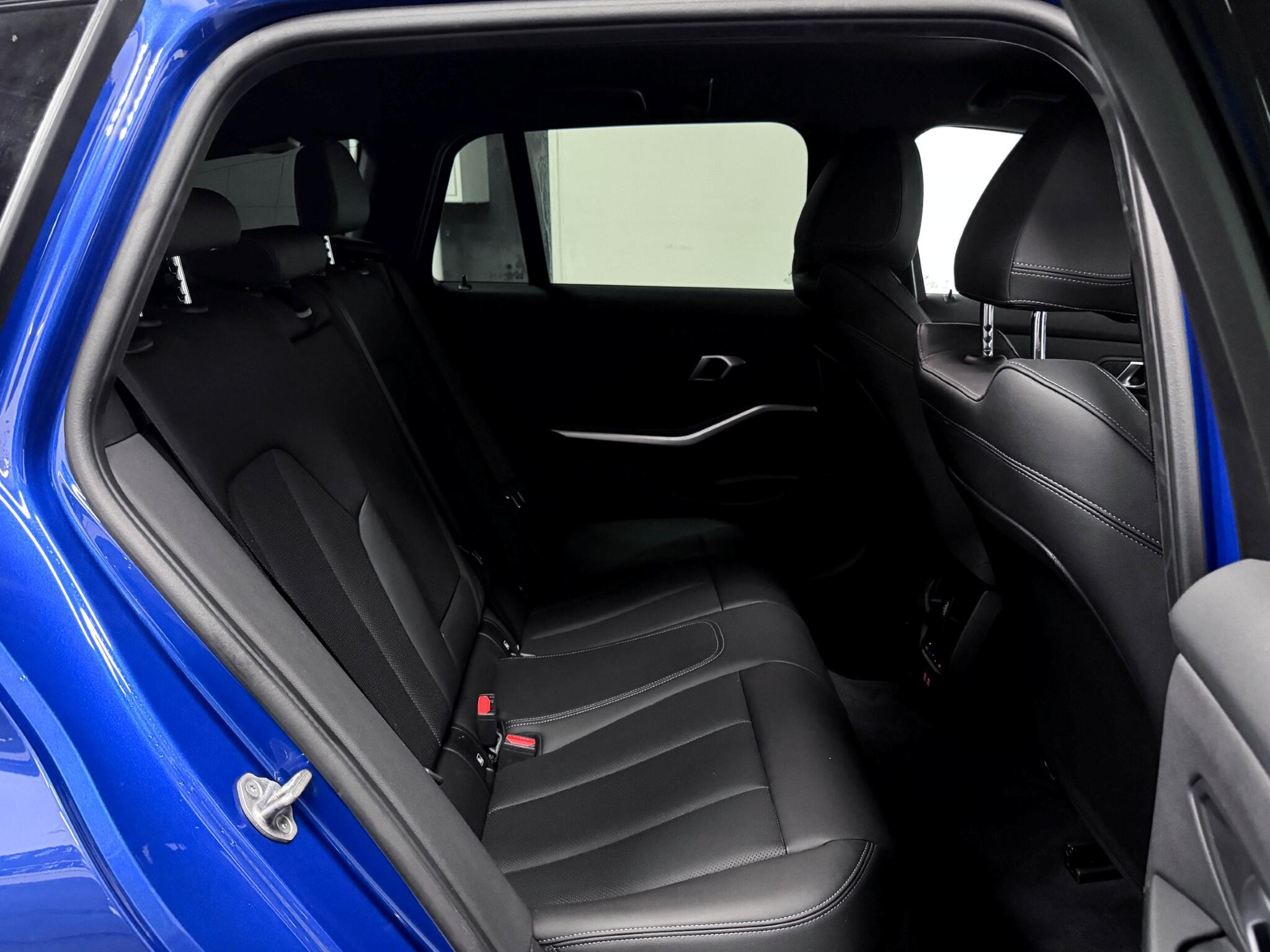BMW 3 Series view 11