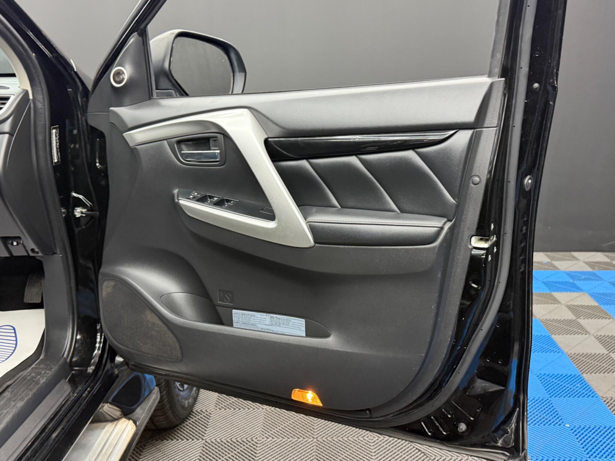 Mitsubishi Shogun Sport view 34