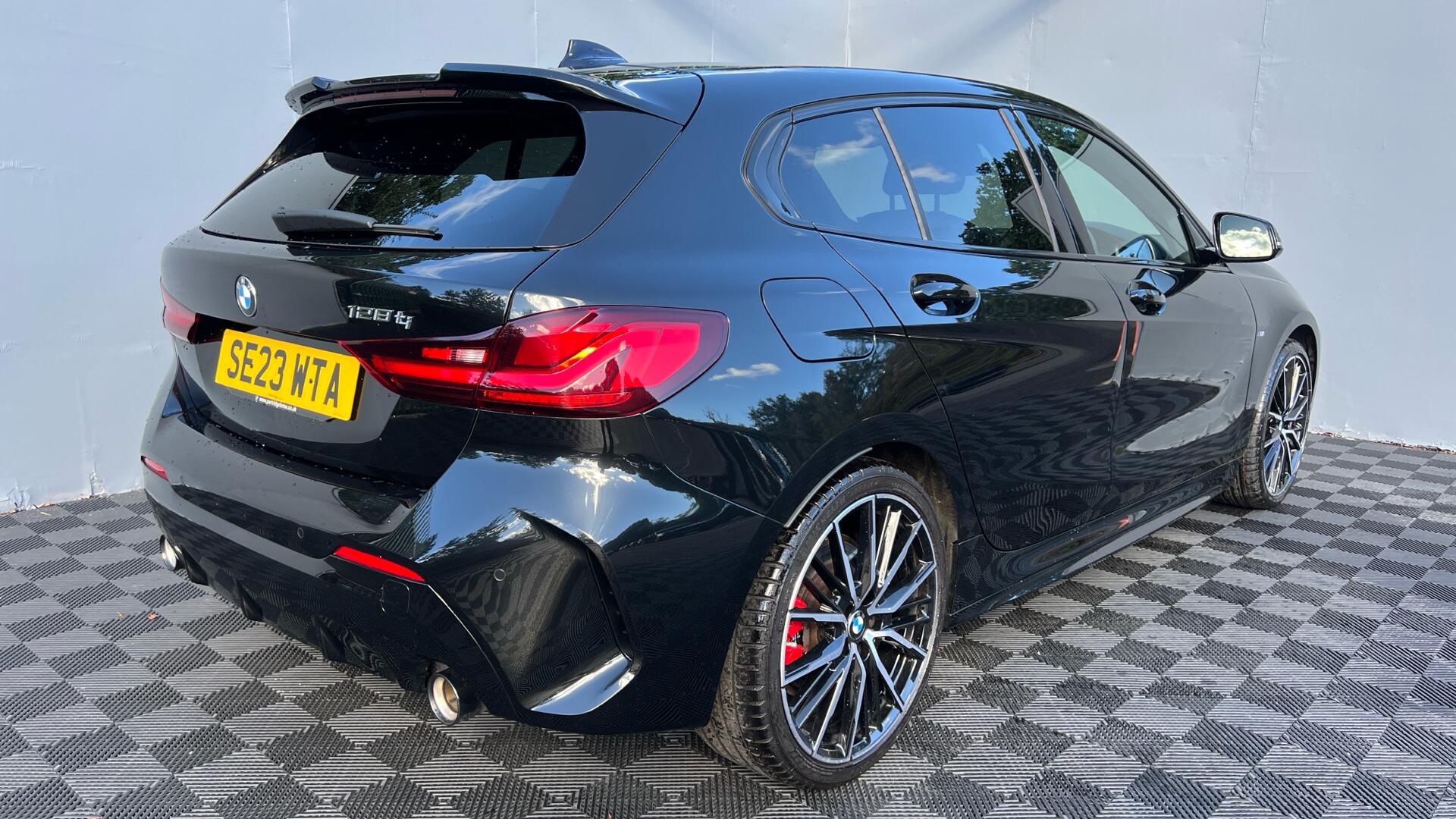 BMW 1 Series view 27