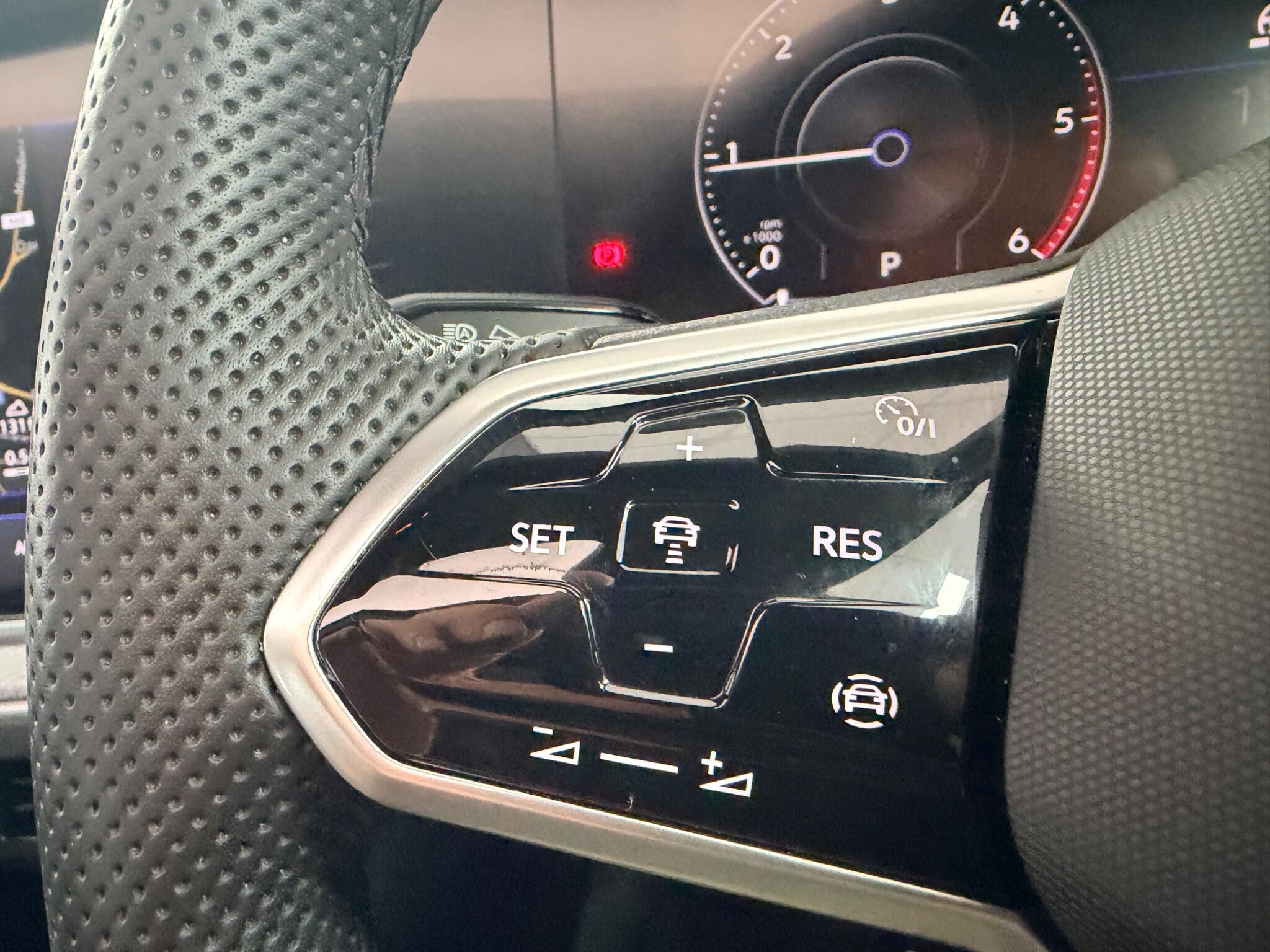 Volkswagen Touareg view 17