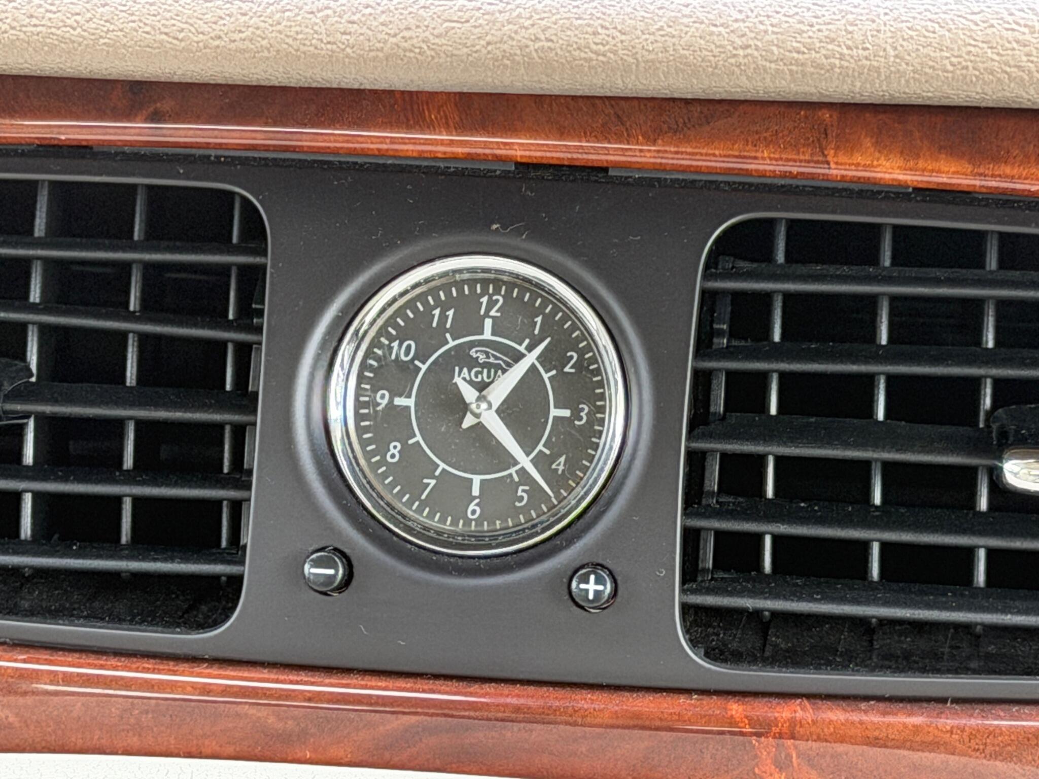Jaguar XJ view 26