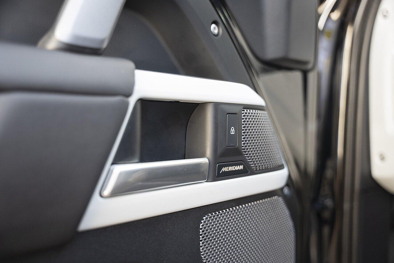 Land Rover Defender view 14