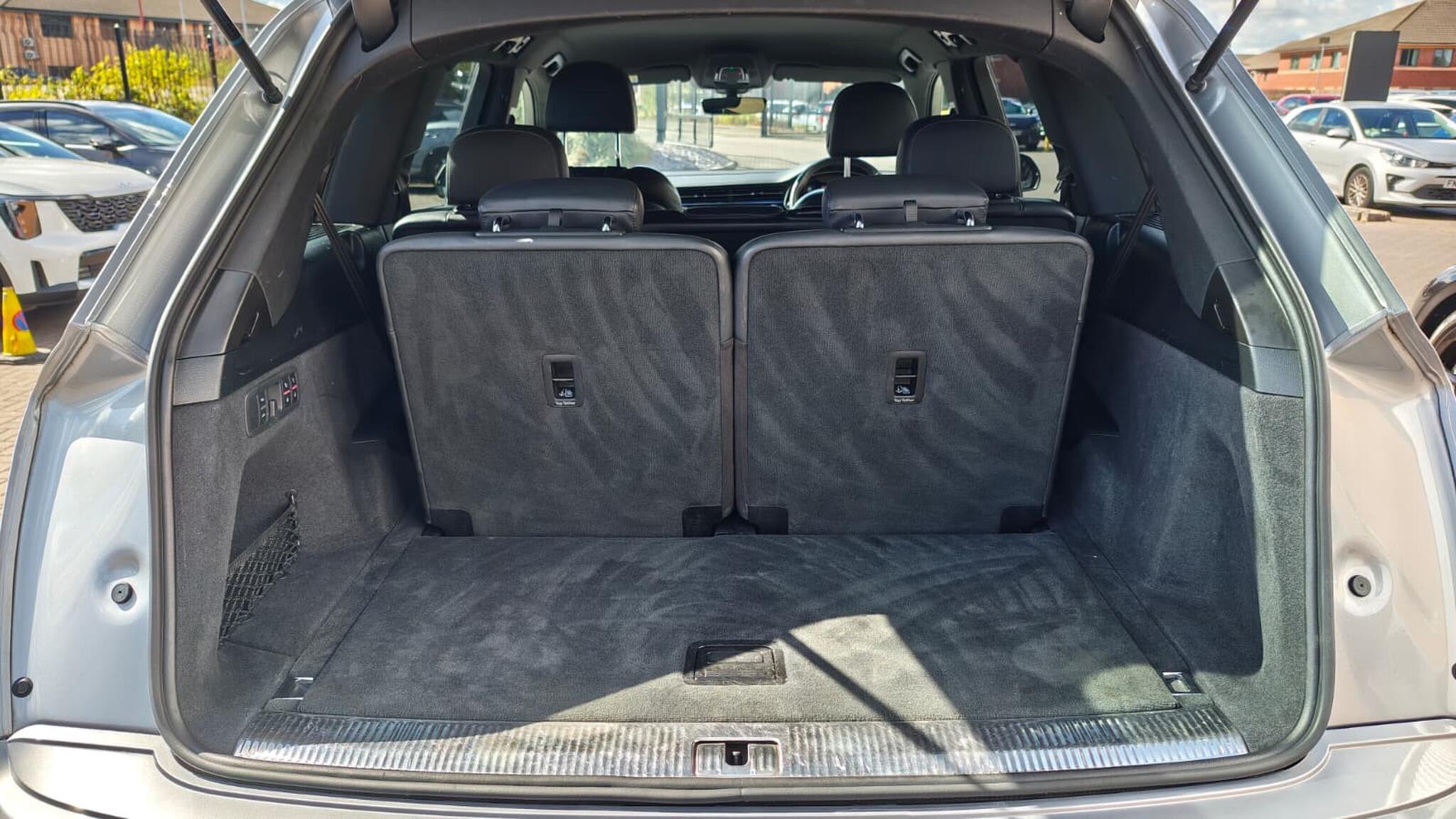 Audi Audi Q7 view 11