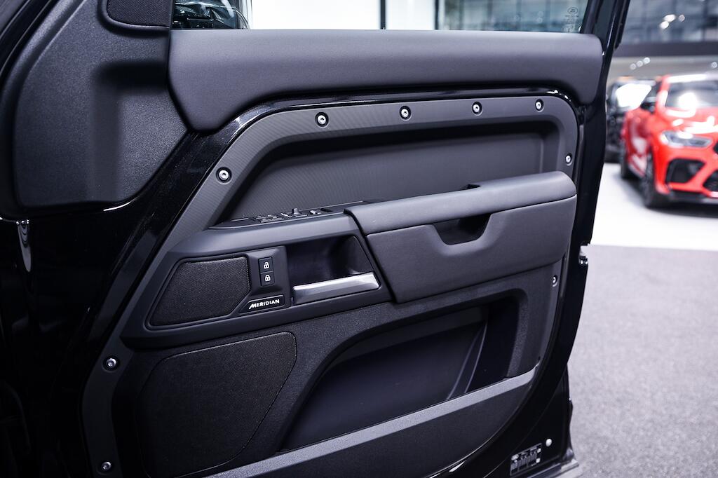 Land Rover Defender view 28