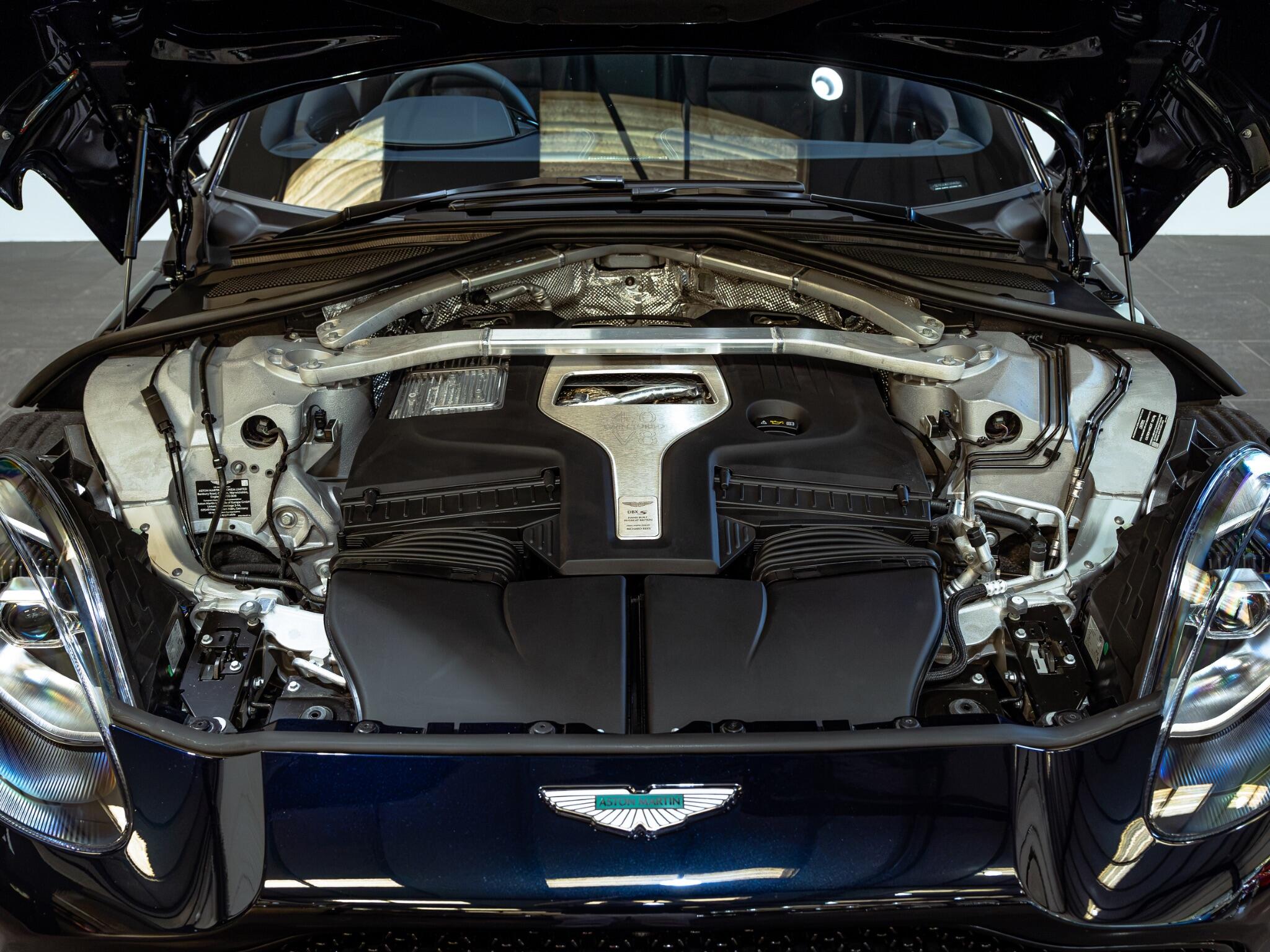 Aston Martin DBX view 31