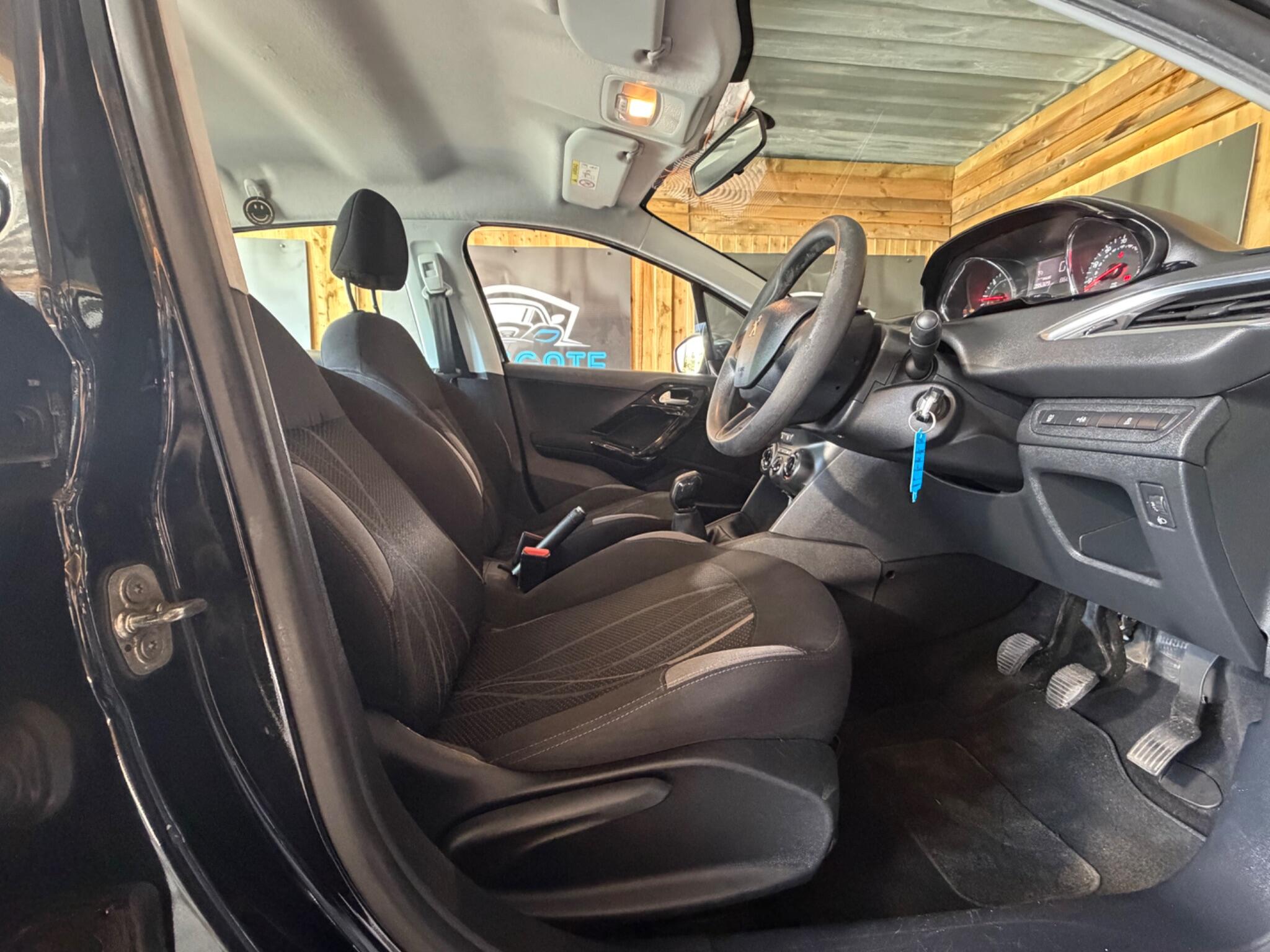 Peugeot 208 view 16