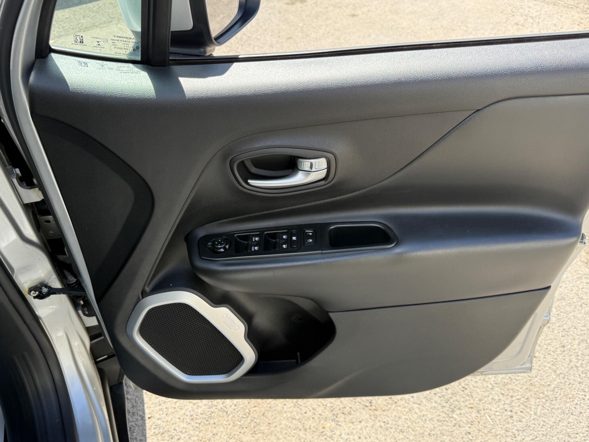 Jeep Renegade - Image 33