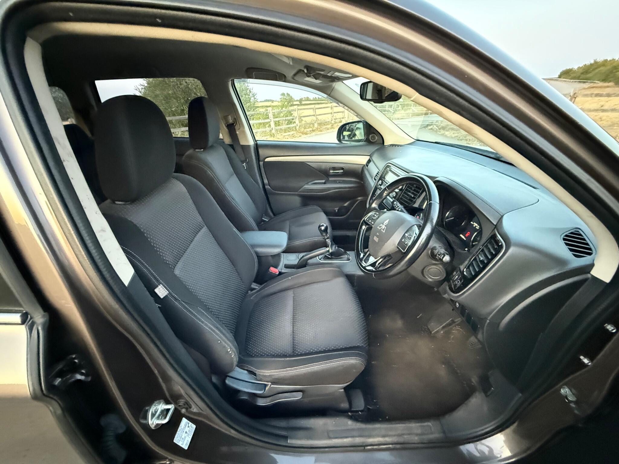 Mitsubishi Outlander 2.2 DI-D GX3 SUV 5dr Diesel Manual 4WD Euro 6 (s/s) (147 ps) — photo 31 of 90