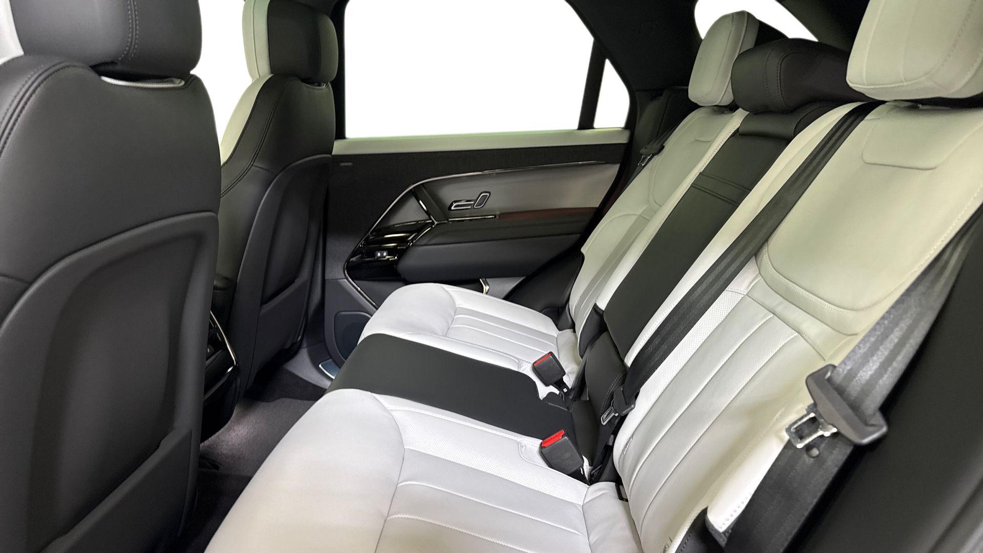 Land Rover Range Rover Sport view 4
