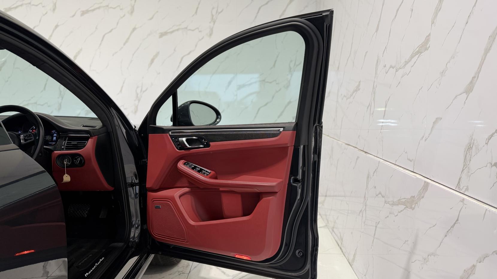 Porsche Macan view 30