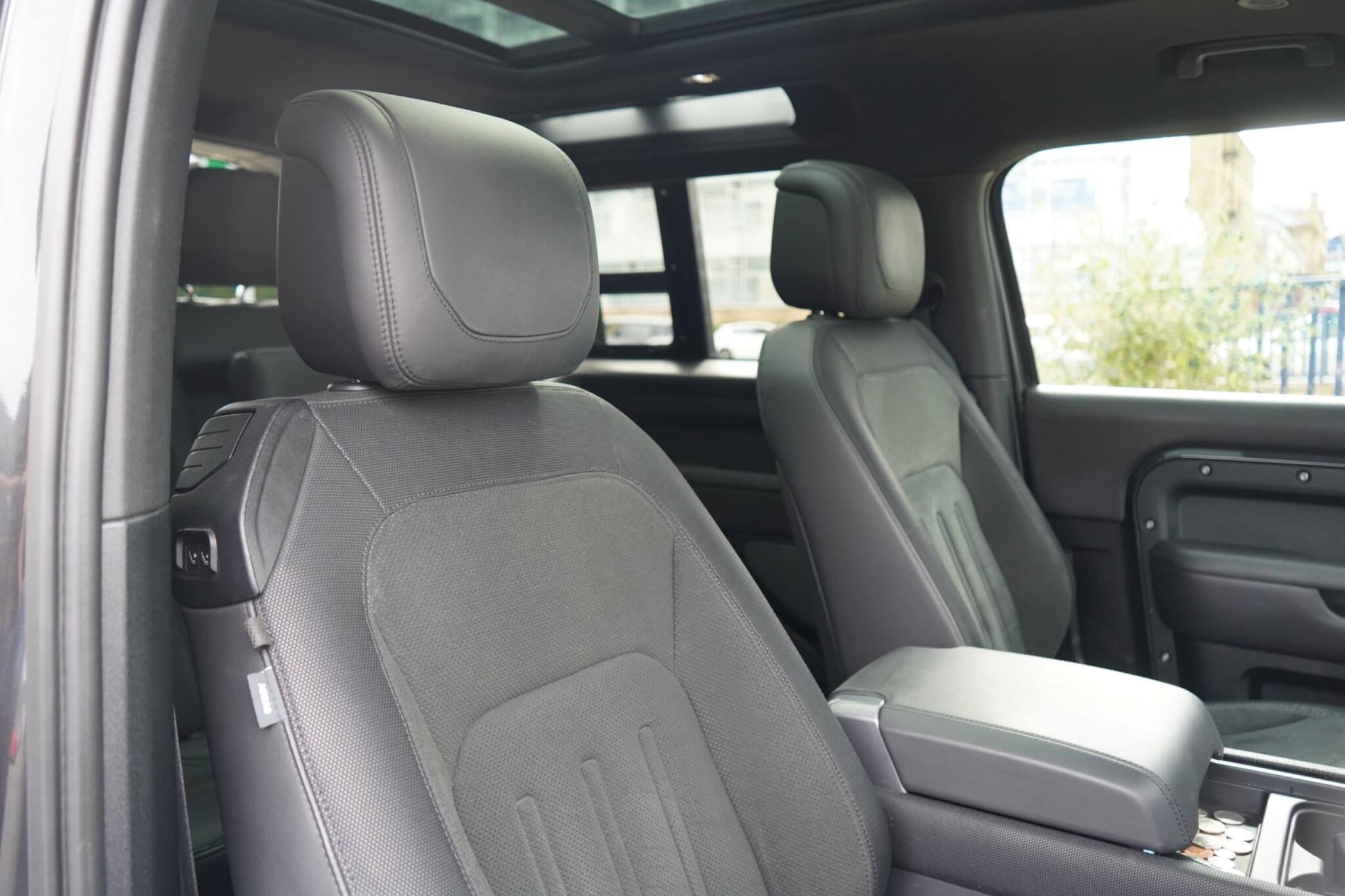 Land Rover Defender 90 view 3