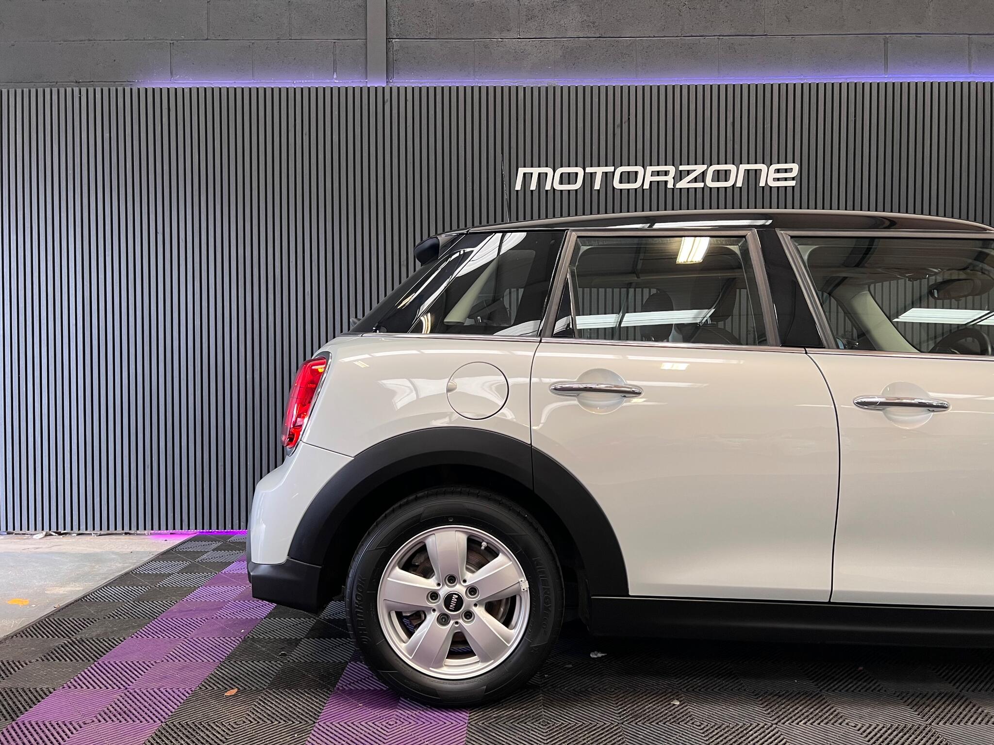 Mini Hatch view 7