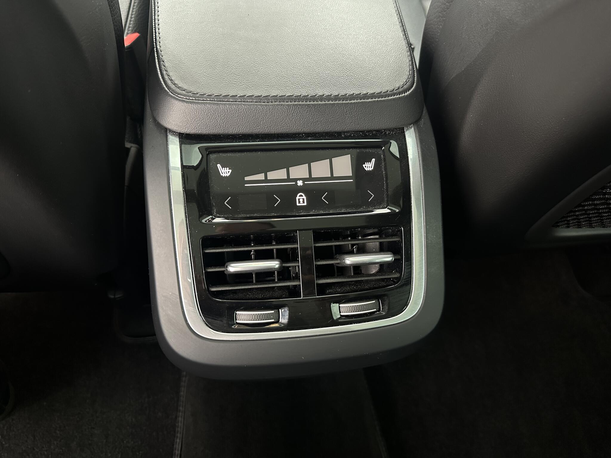 Volvo XC90 view 33