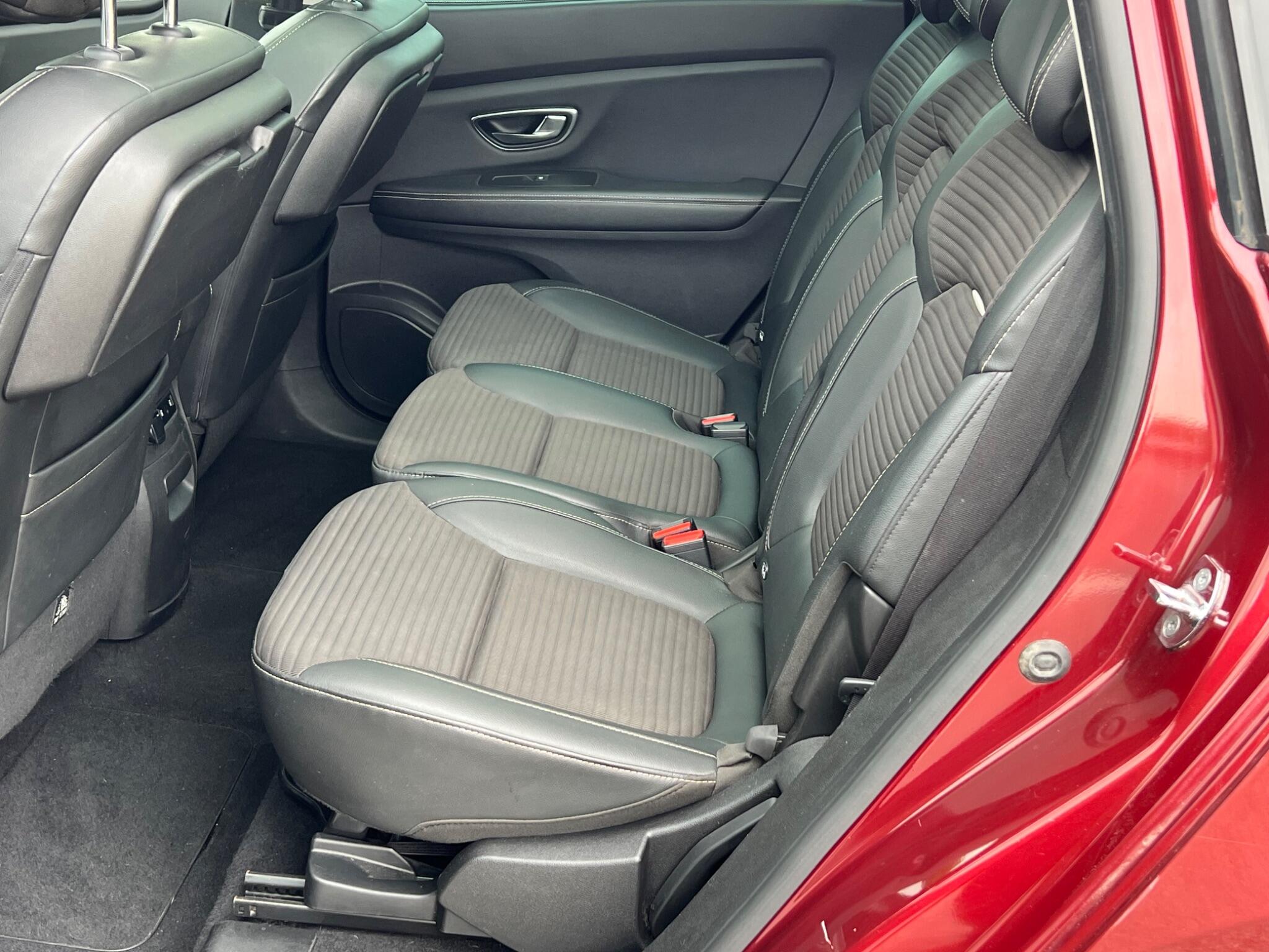 Renault Grand Scenic view 30