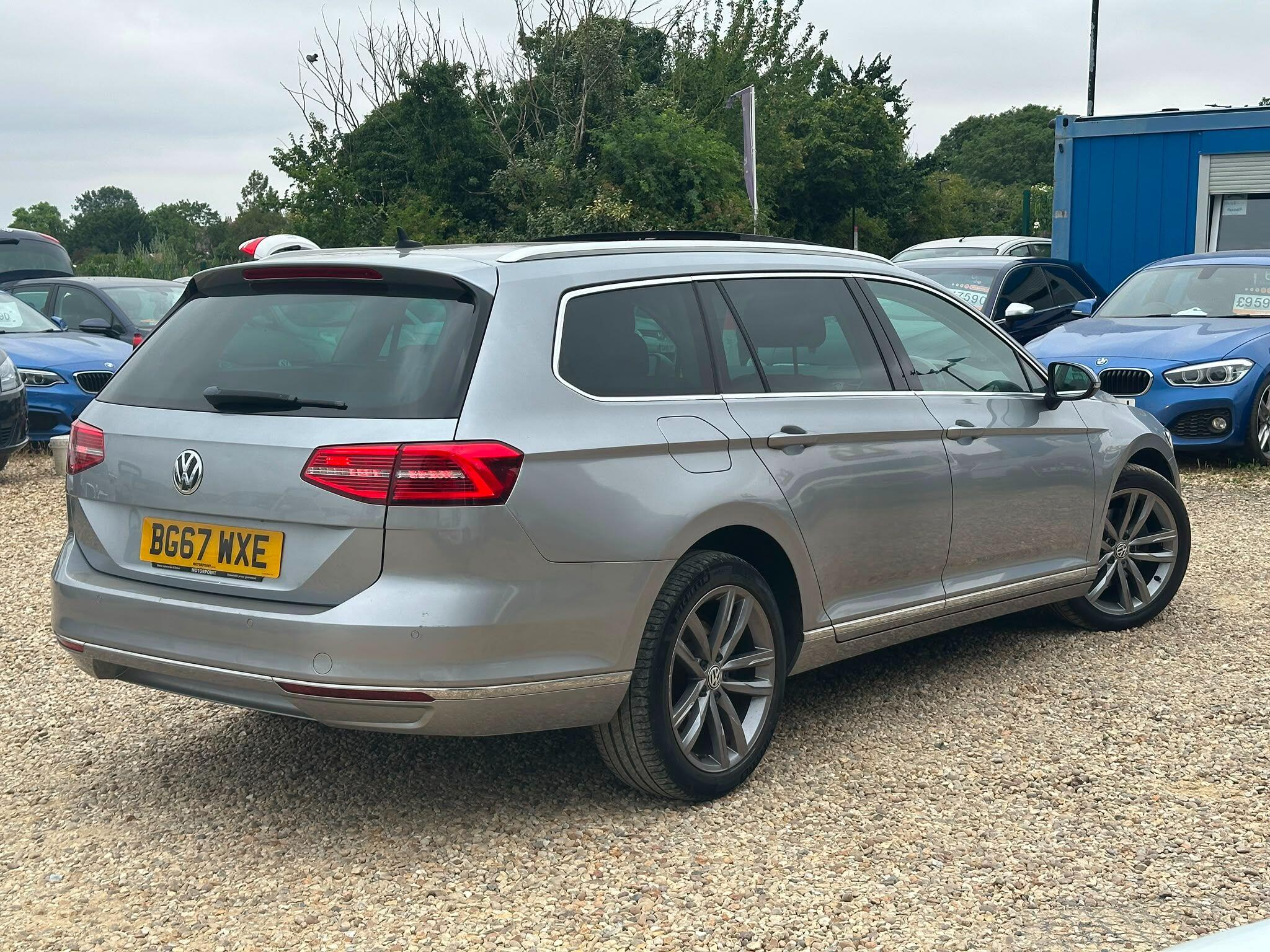 Volkswagen Passat view 3