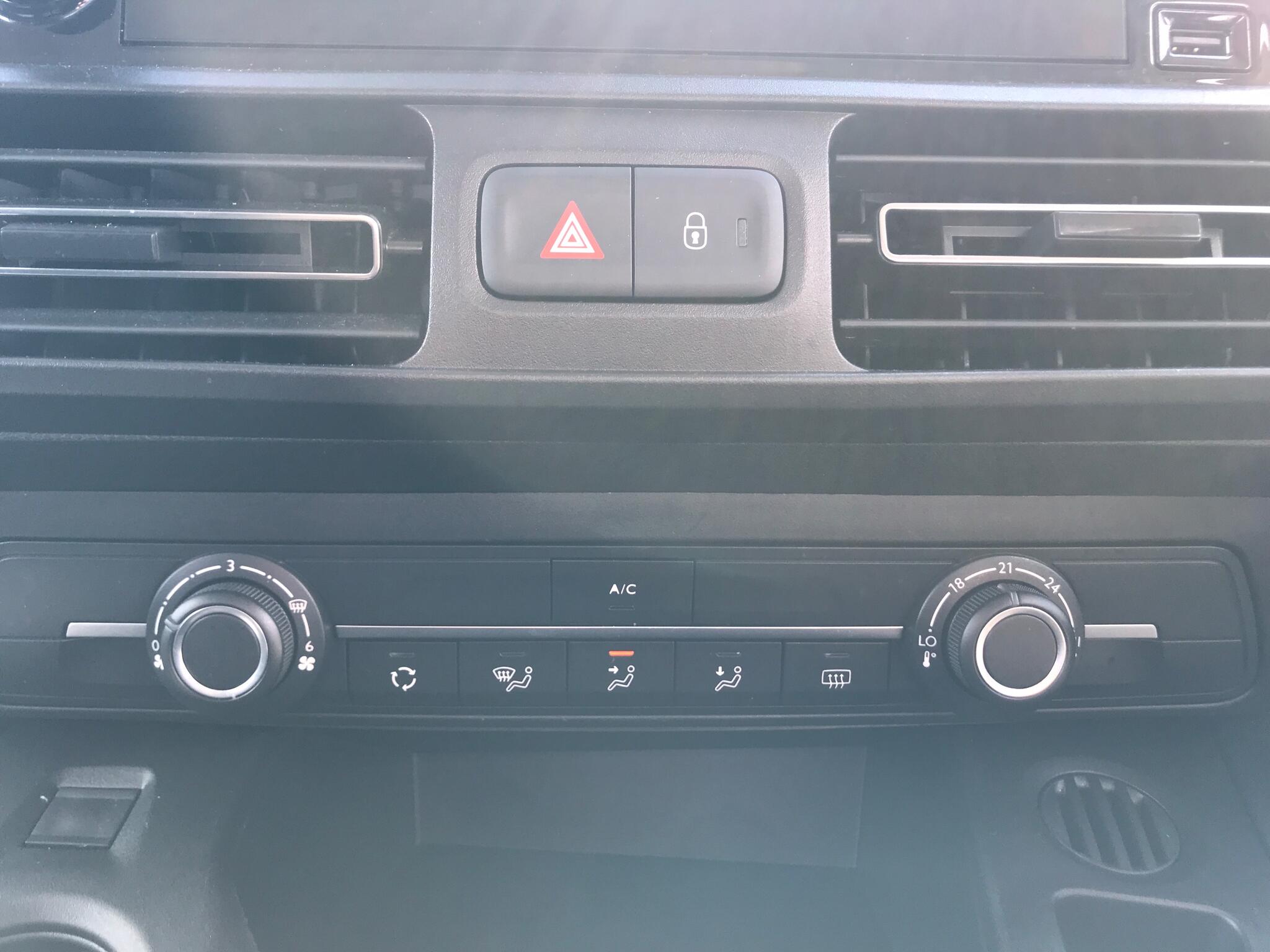 Vauxhall Combo Life Electric view 17