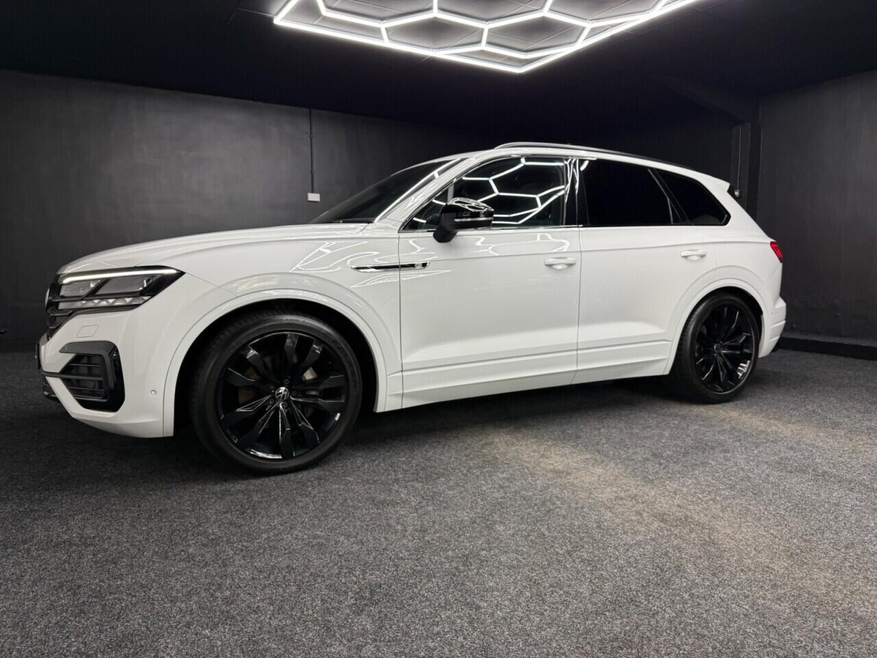 Volkswagen Touareg view 3