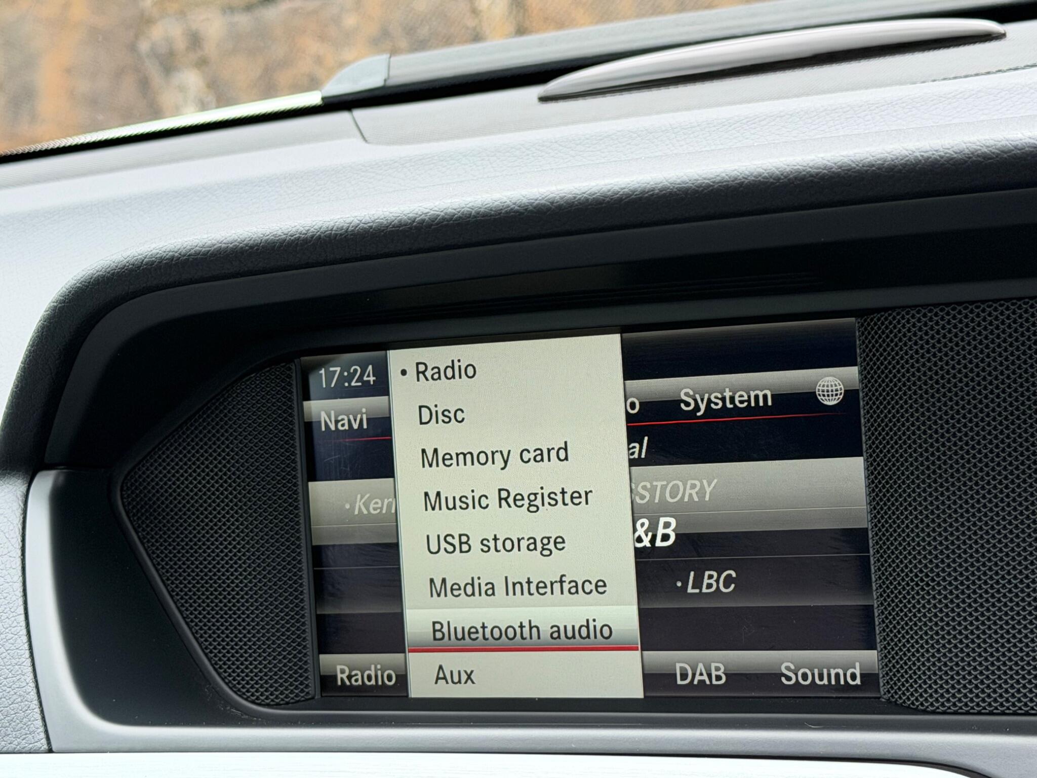 Mercedes-Benz C-Class view 32