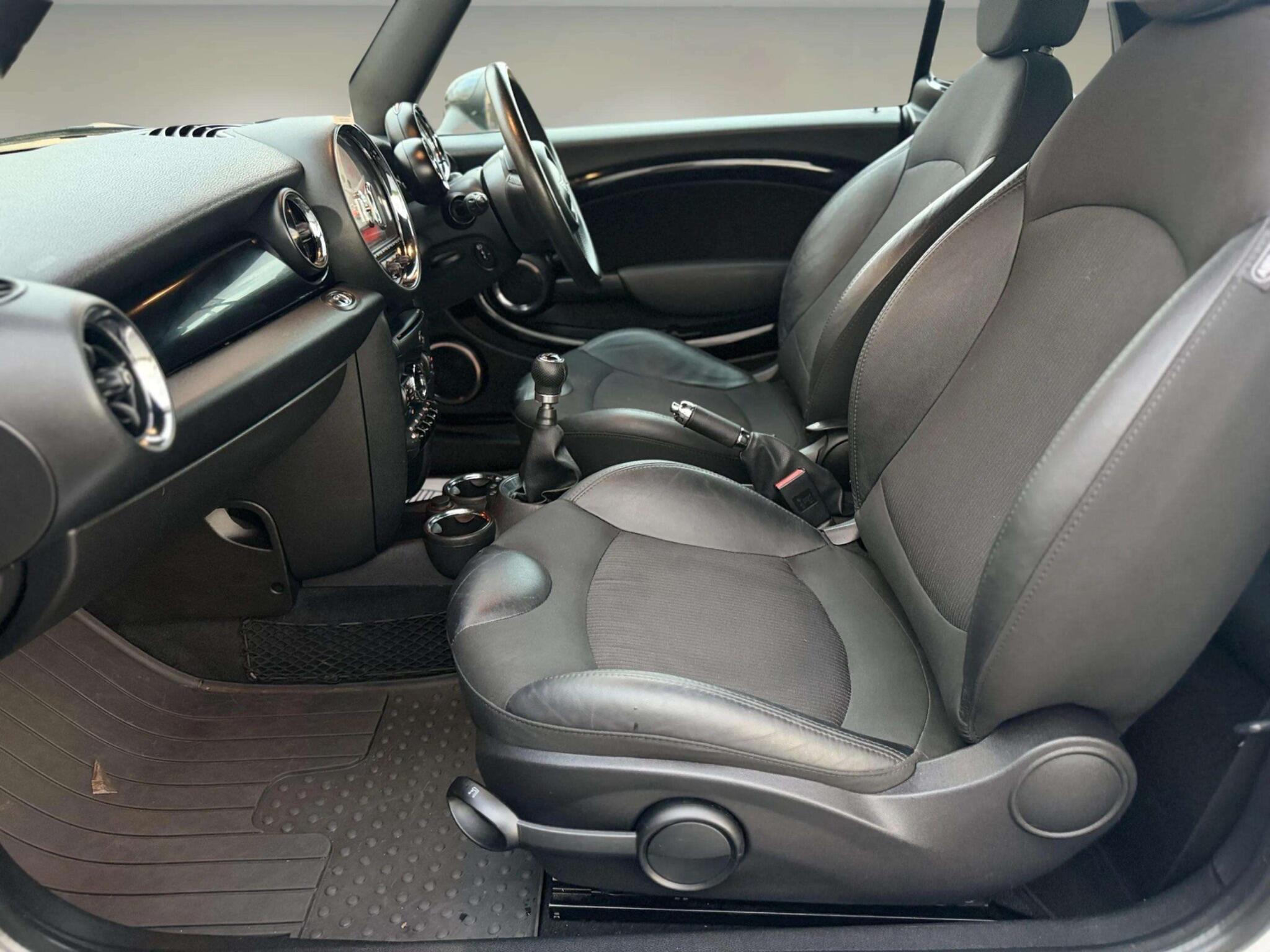Mini Convertible view 51