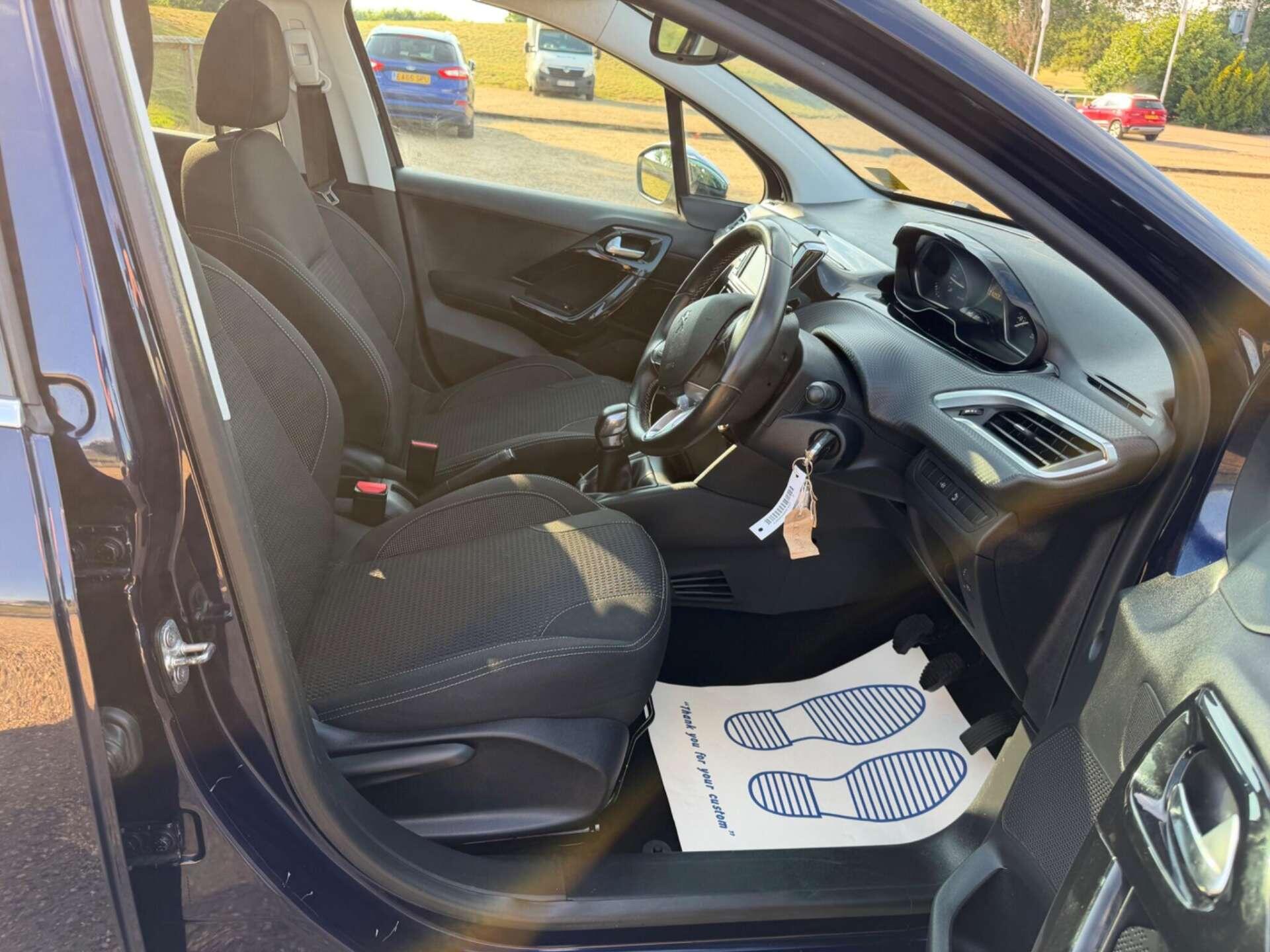 Peugeot 208 view 10