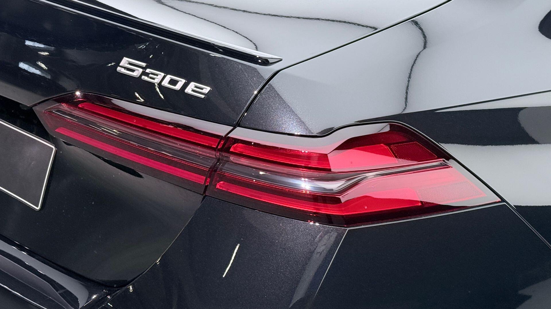 BMW 5 Series view 21
