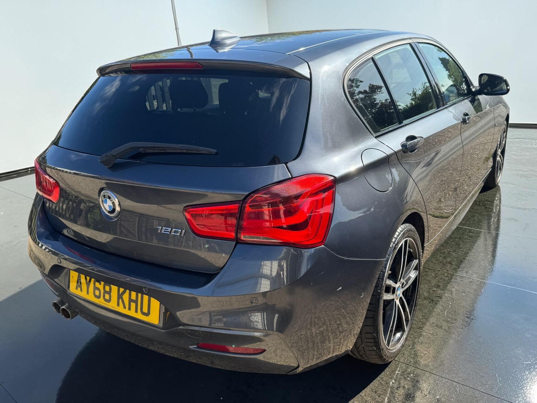 BMW 1 Series view 6