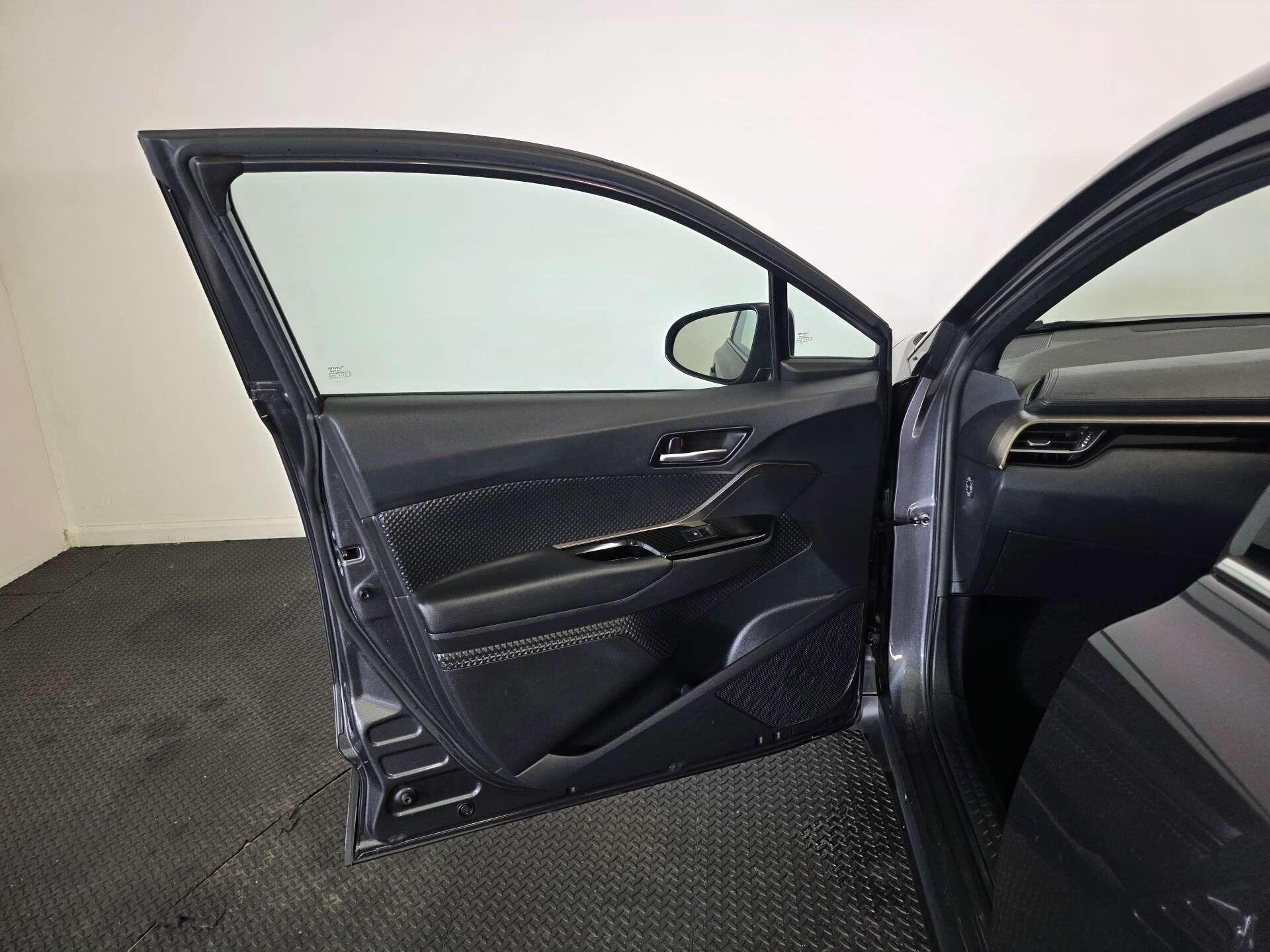 Toyota C-HR view 47