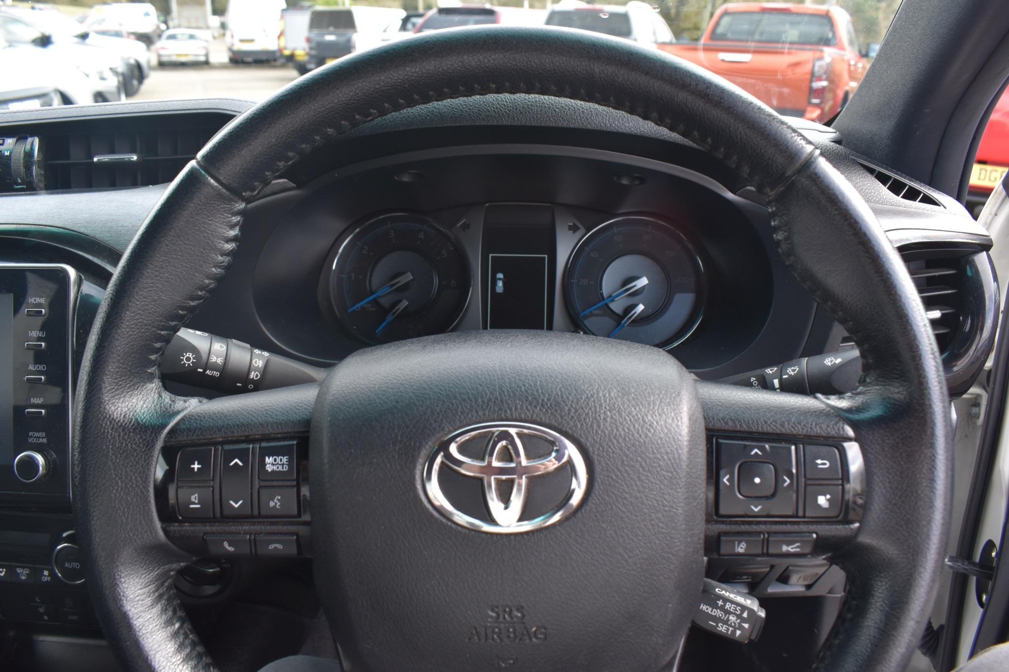Hilux - 2.8 D-4D Invincible X 4WD Euro 6 (s/s) 4dr - Image 24
