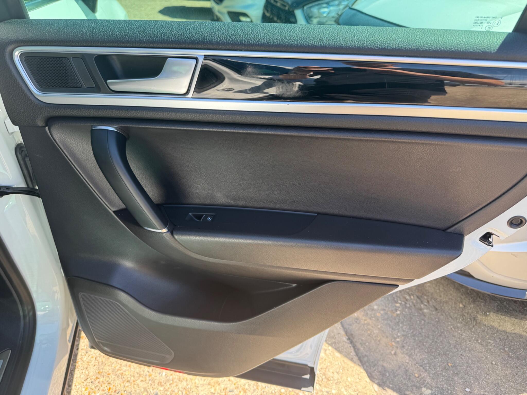 Volkswagen Touareg view 26