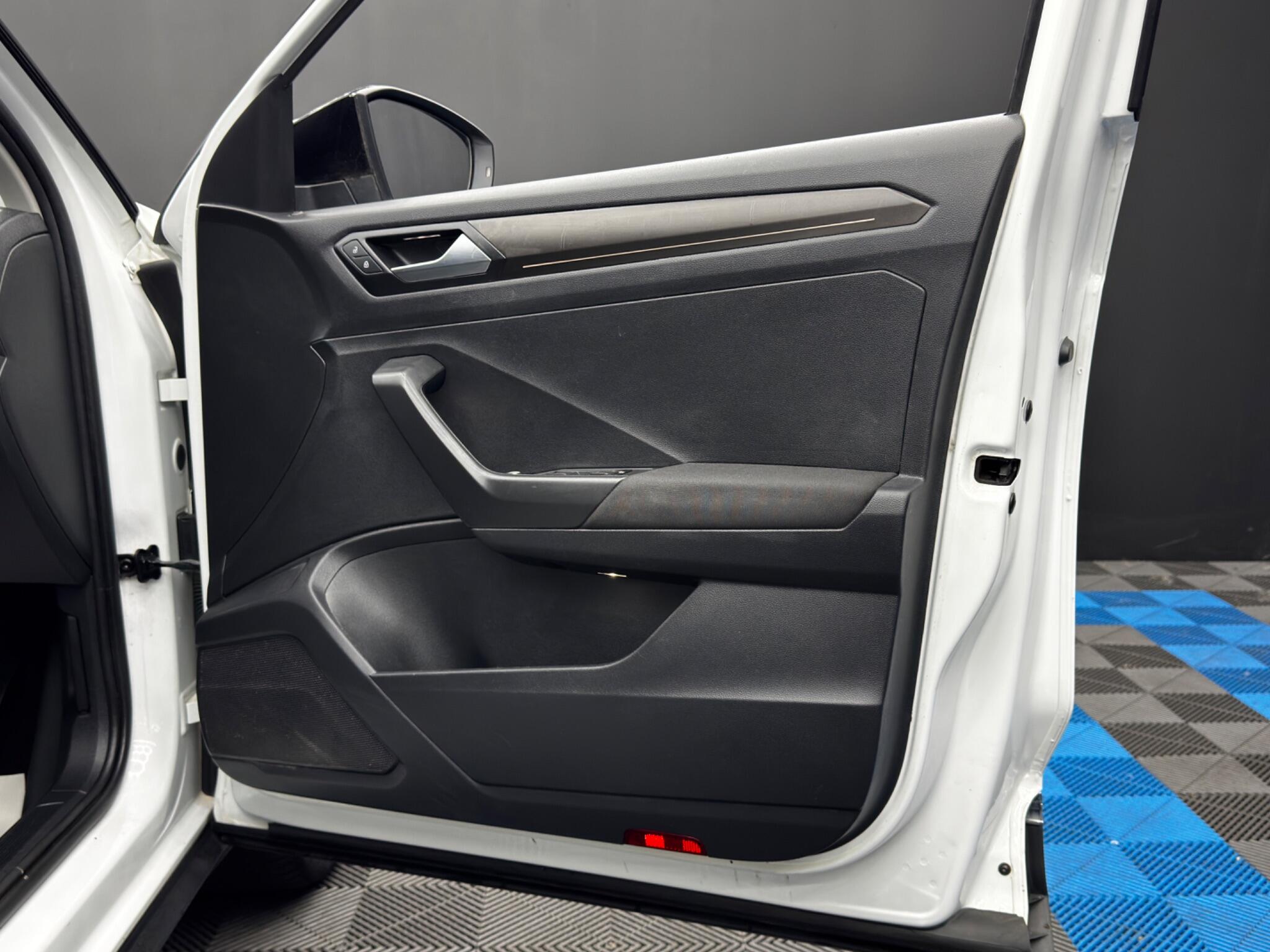 Volkswagen T-Roc view 37
