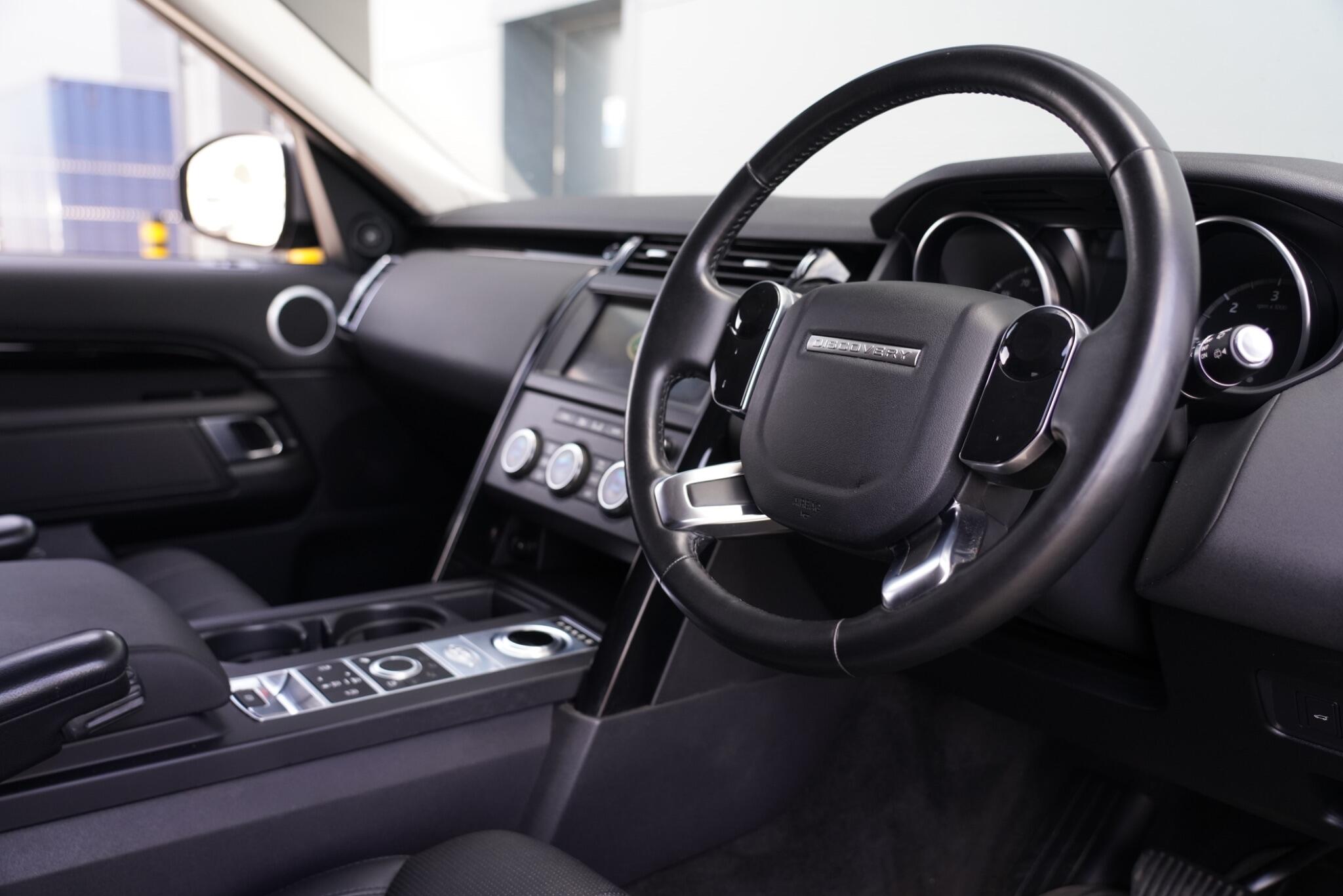 Land Rover Discovery view 11