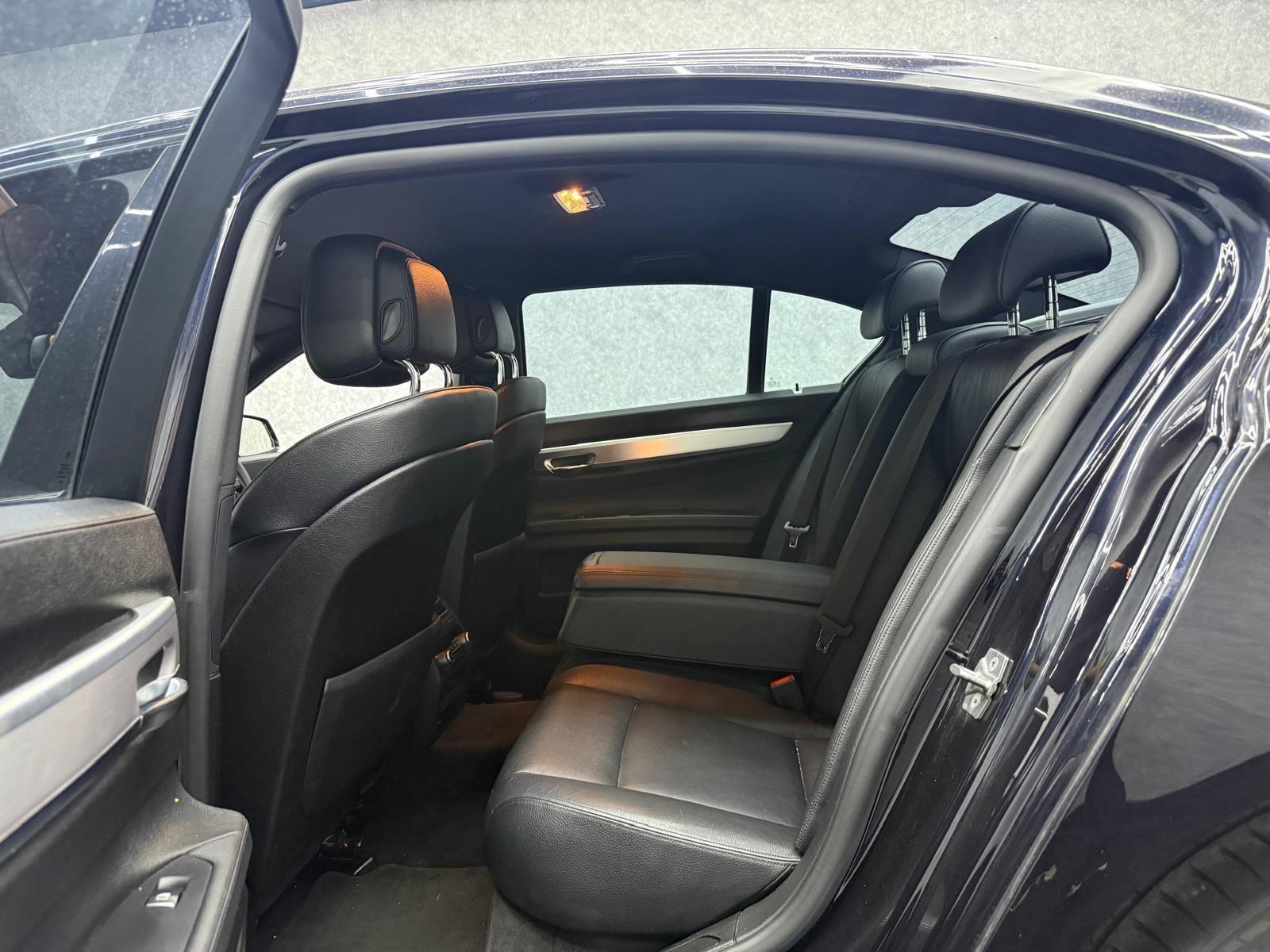 BMW 7 Series view 9
