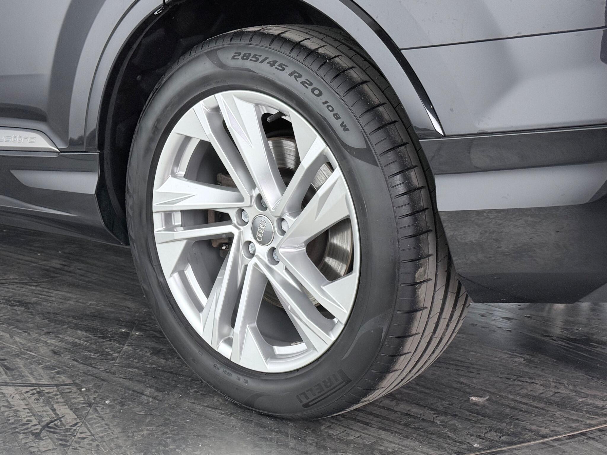 Audi Q7 view 6